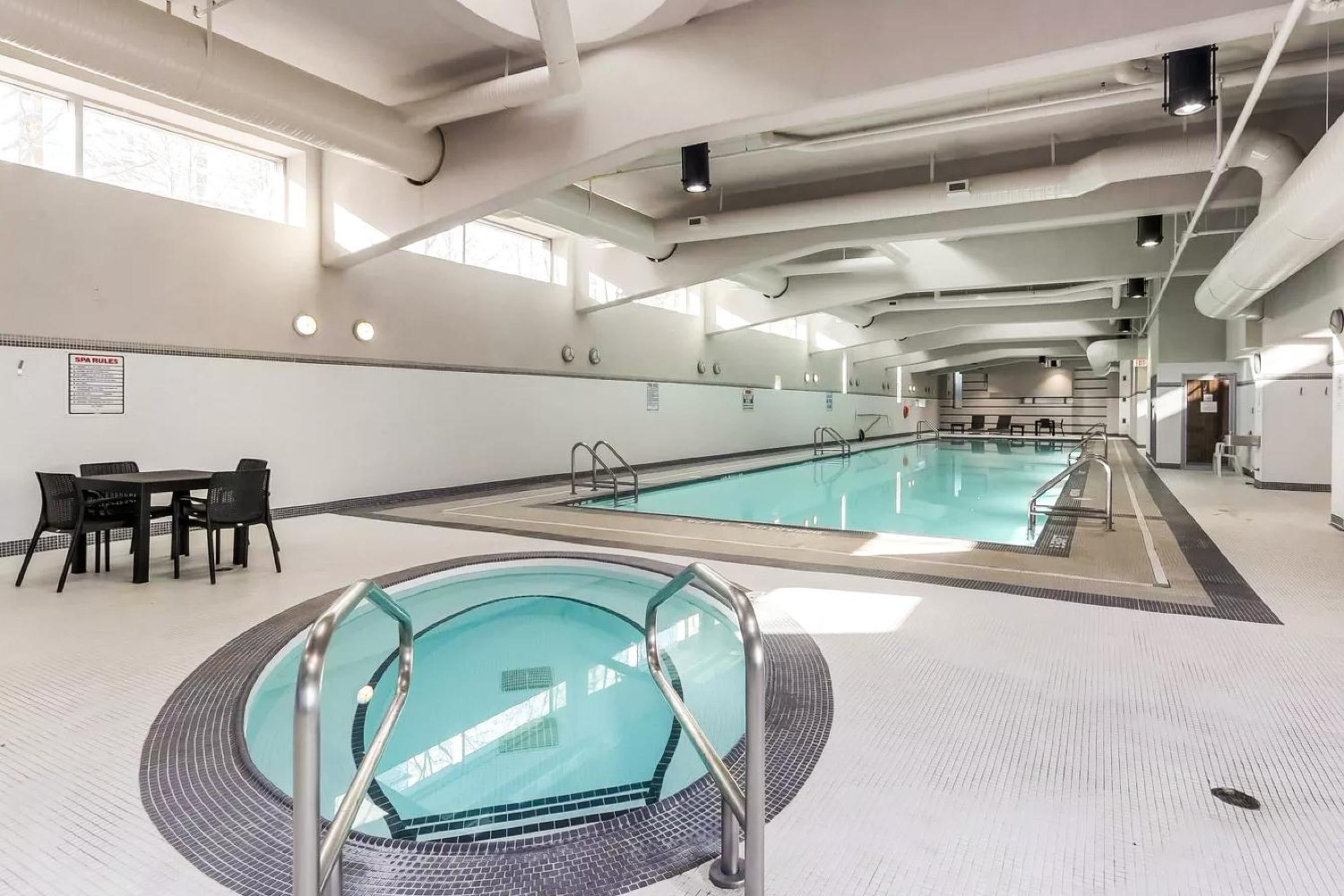 Heart of Downtown 1 bd Entire Condo - Pool, Gym, Parking, Office, AC