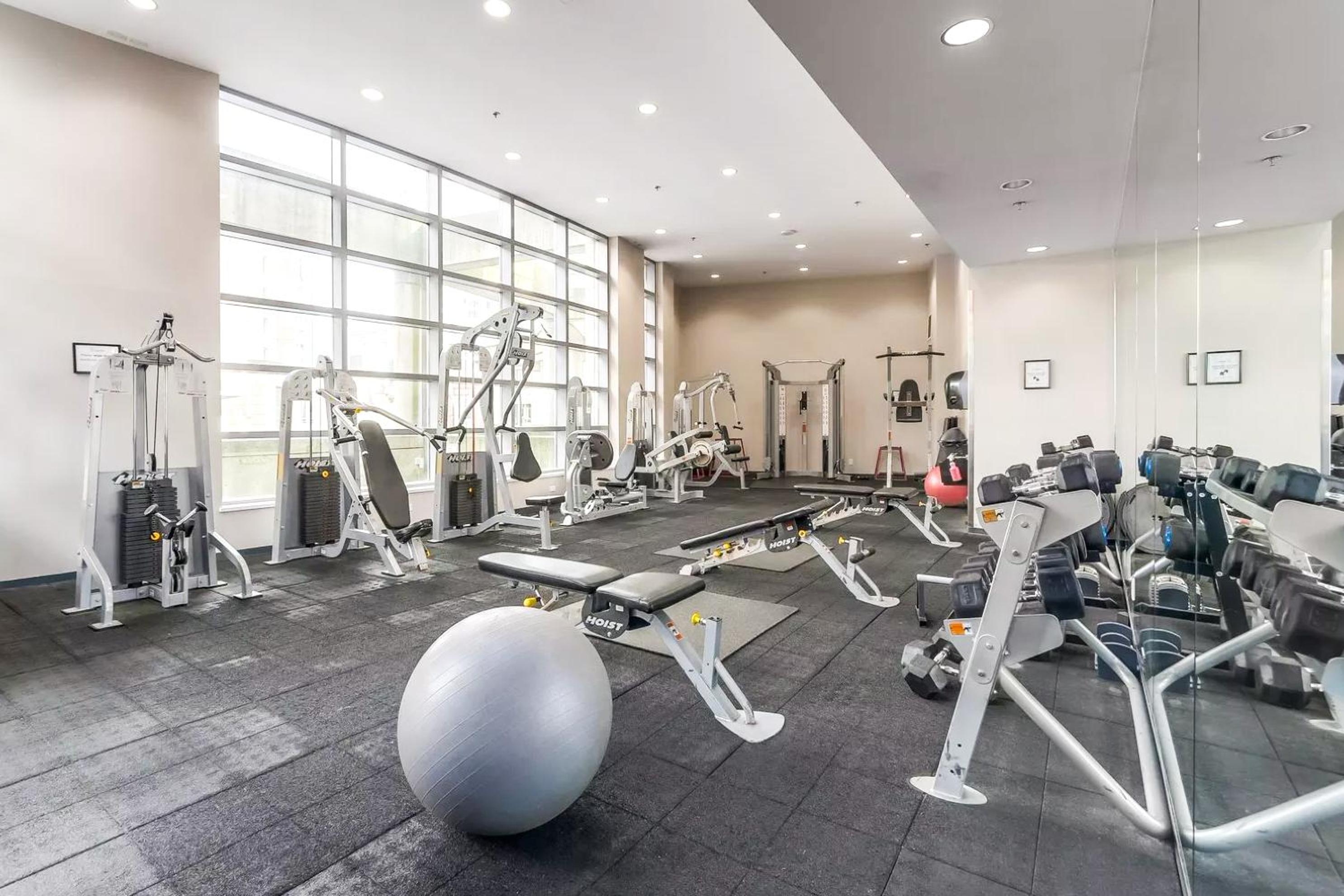Heart of Downtown 1 bd Entire Condo - Pool, Gym, Parking, Office, AC