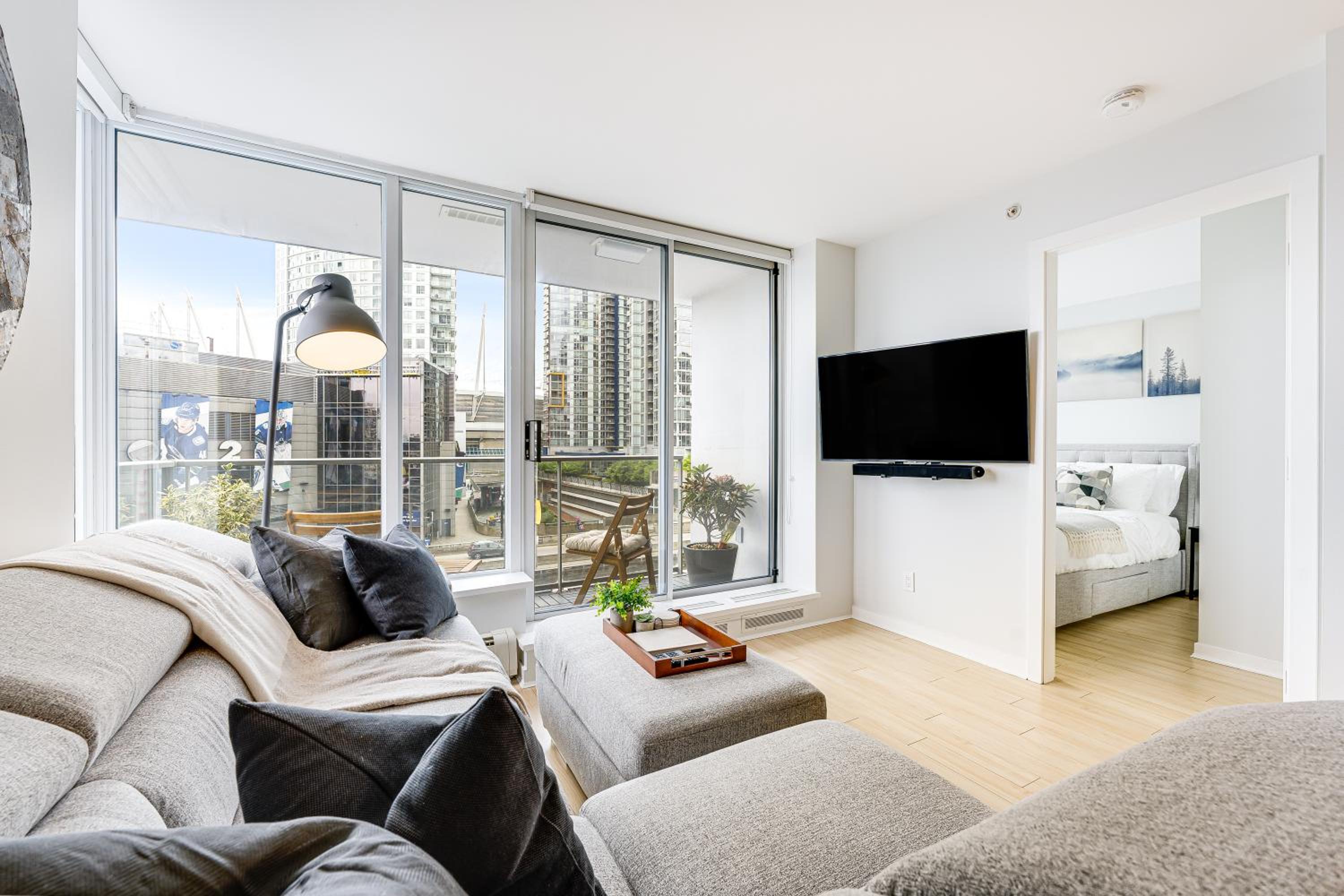 Heart of Downtown 1 bd Entire Condo - Pool, Gym, Parking, Office, AC