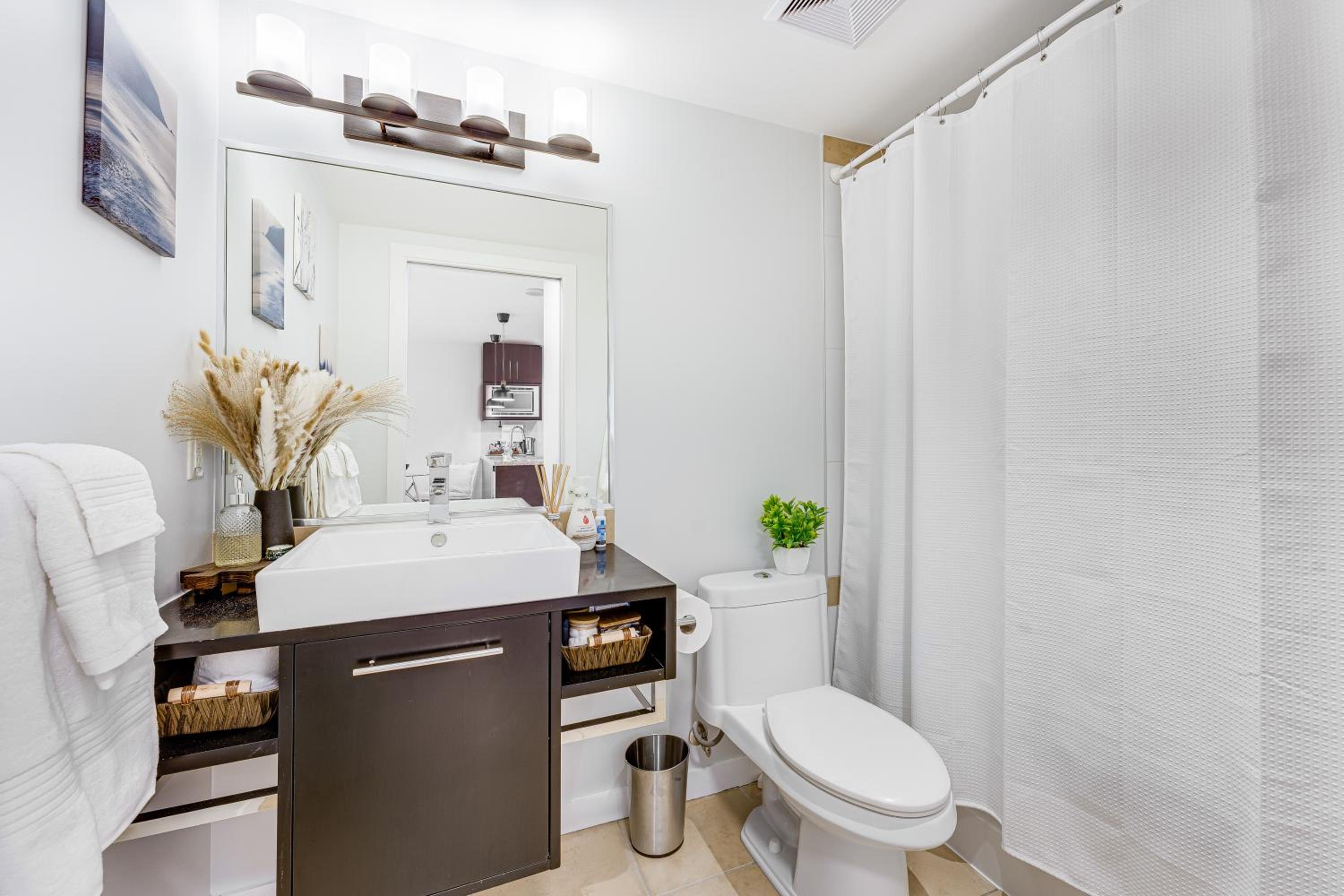 Heart of Downtown 1 bd Entire Condo - Pool, Gym, Parking, Office, AC