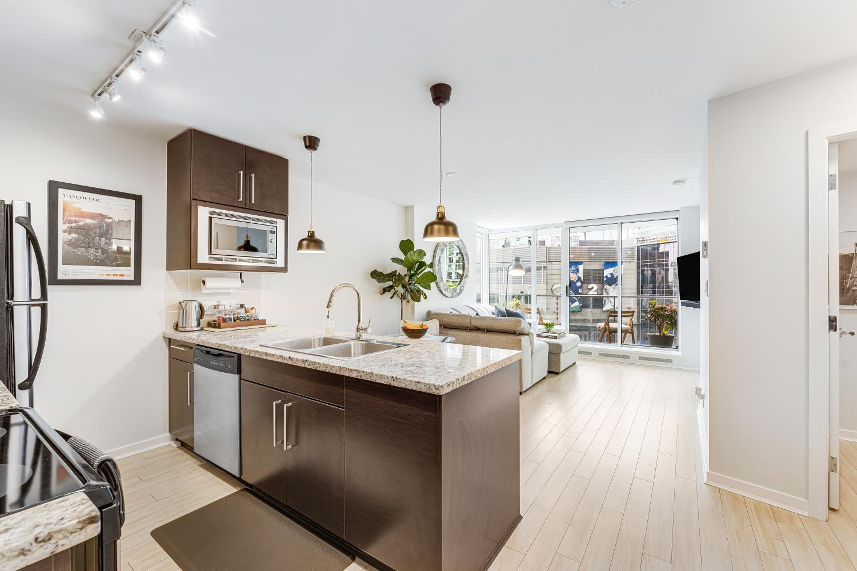 Heart of Downtown 1 bd Entire Condo - Pool, Gym, Parking, Office, AC