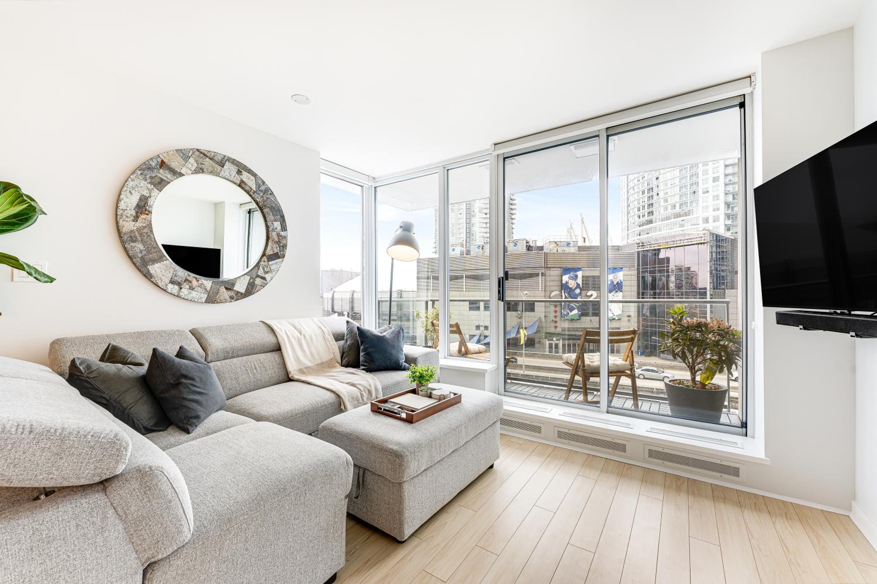 Heart of Downtown 1 bd Entire Condo - Pool, Gym, Parking, Office, AC