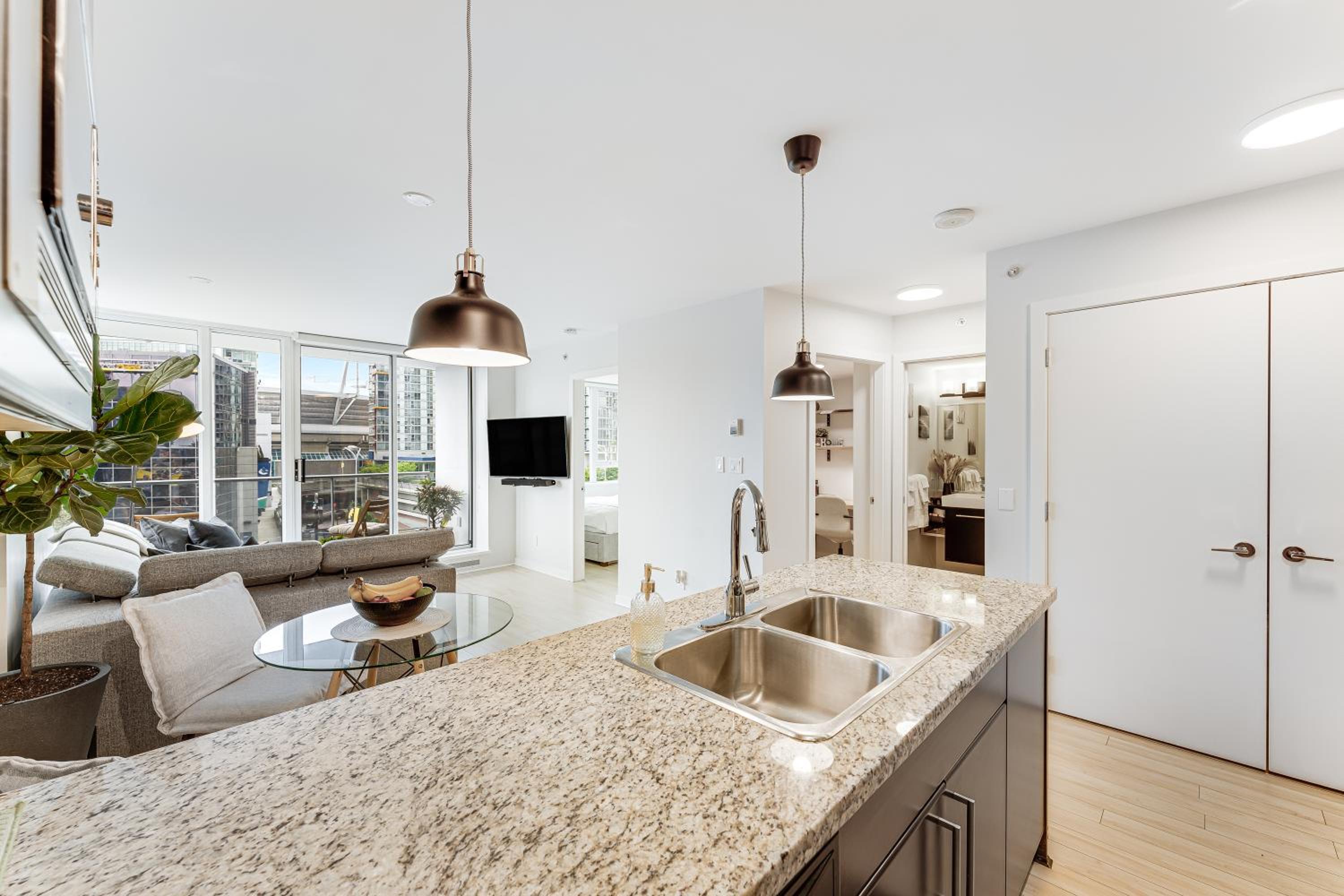 Heart of Downtown 1 bd Entire Condo - Pool, Gym, Parking, Office, AC