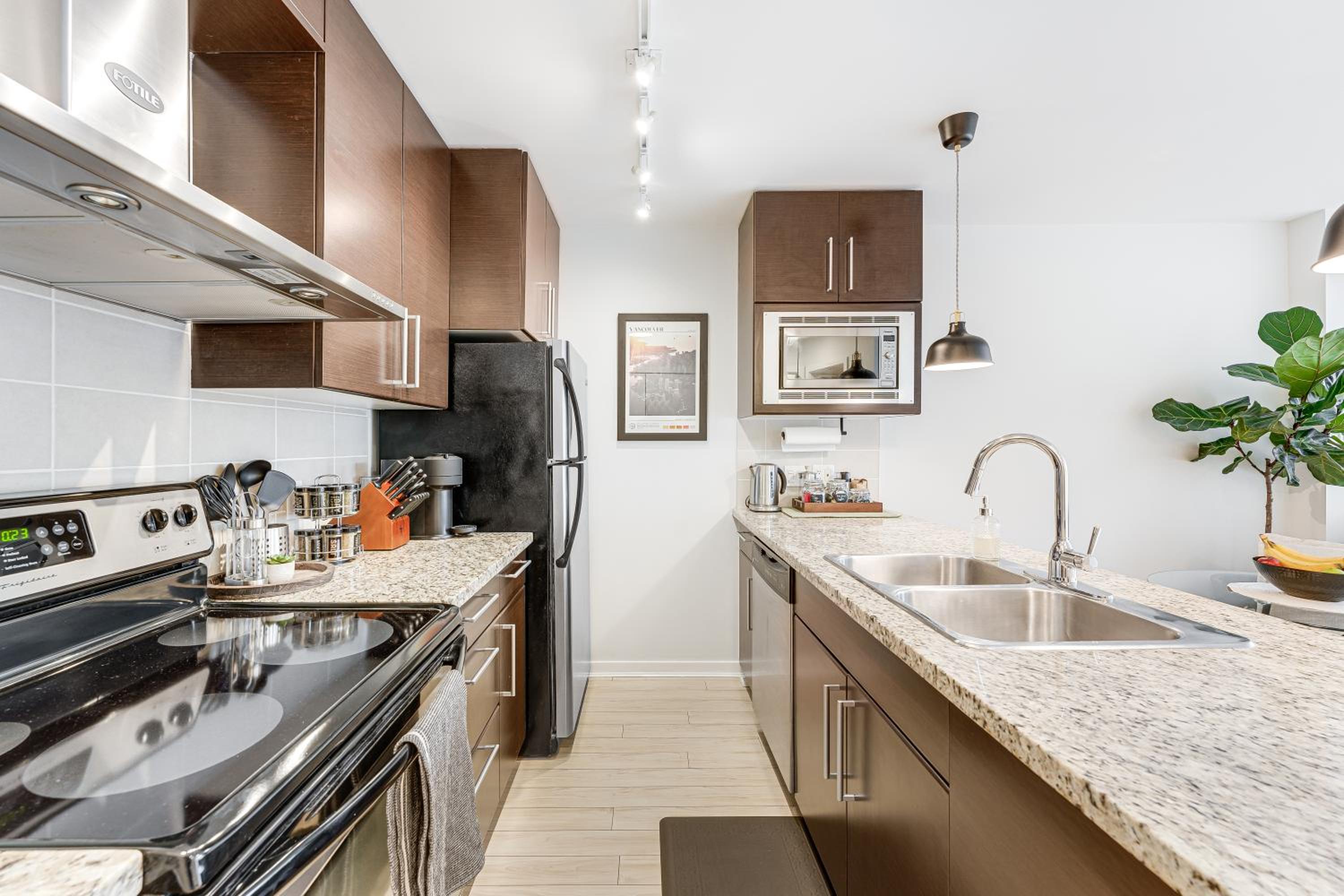 Heart of Downtown 1 bd Entire Condo - Pool, Gym, Parking, Office, AC