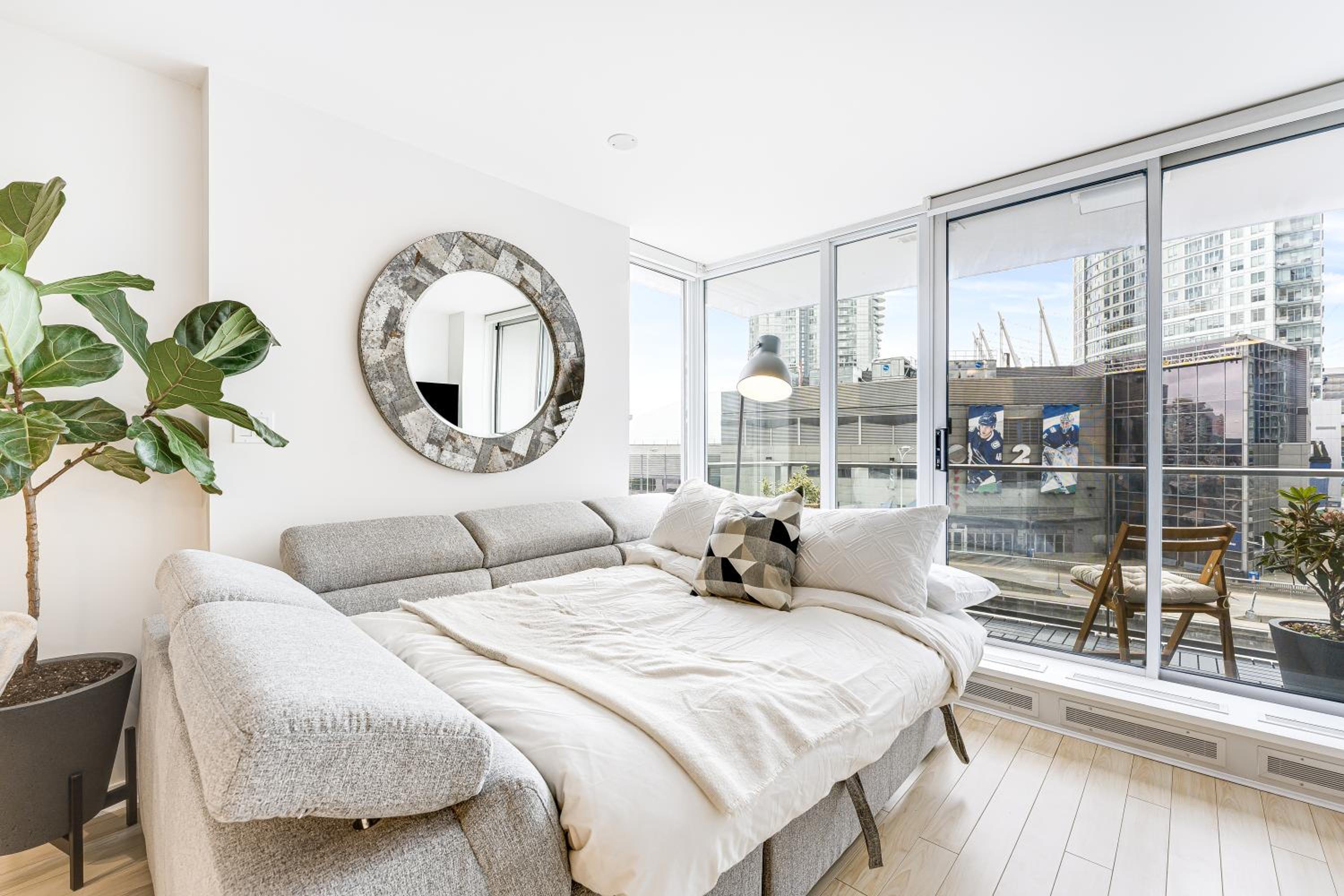 Heart of Downtown 1 bd Entire Condo - Pool, Gym, Parking, Office, AC
