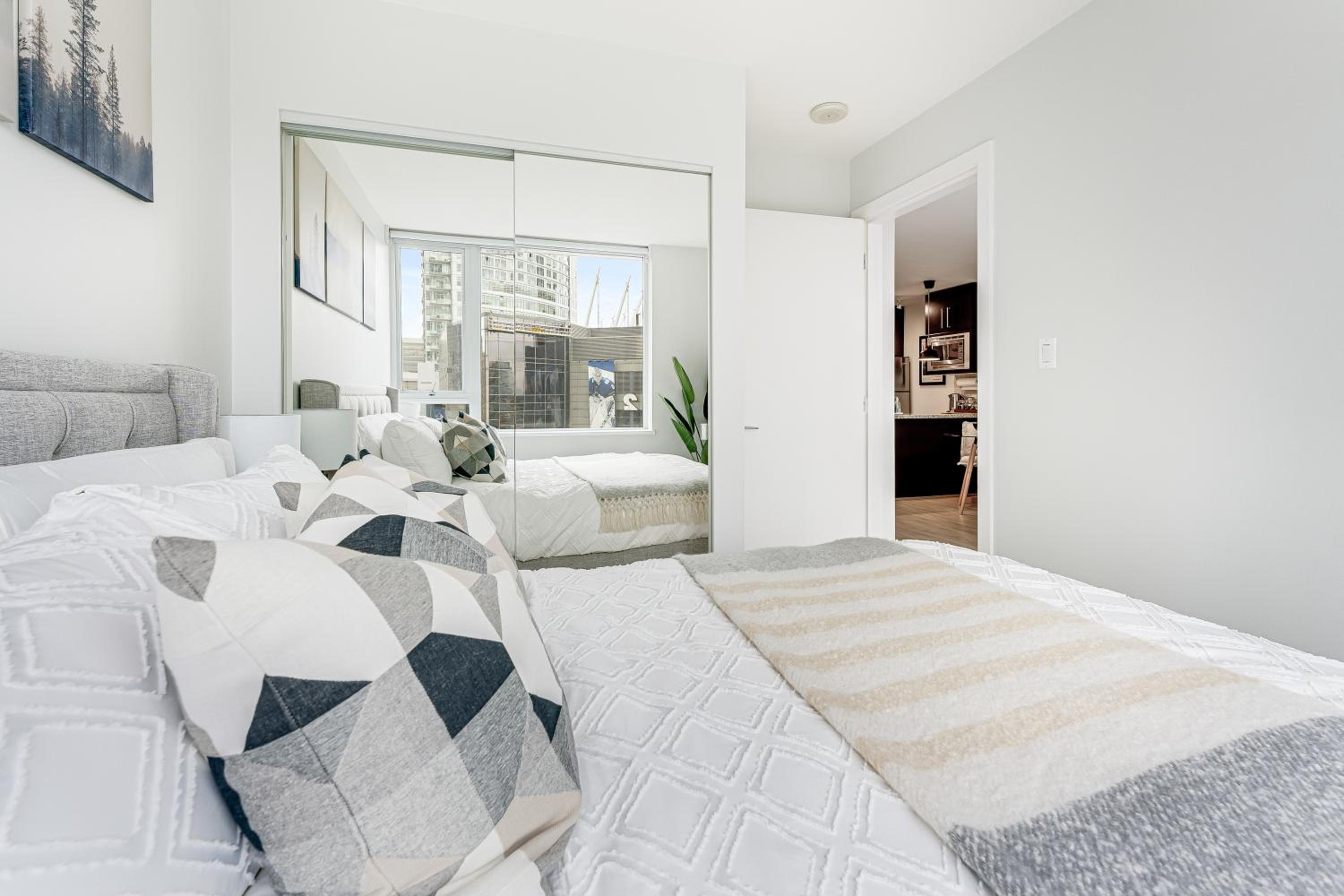 Heart of Downtown 1 bd Entire Condo - Pool, Gym, Parking, Office, AC
