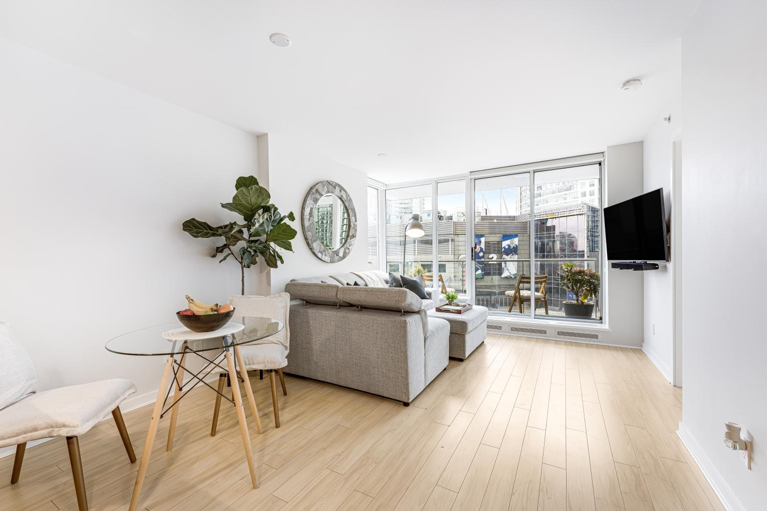 Heart of Downtown 1 bd Entire Condo - Pool, Gym, Parking, Office, AC