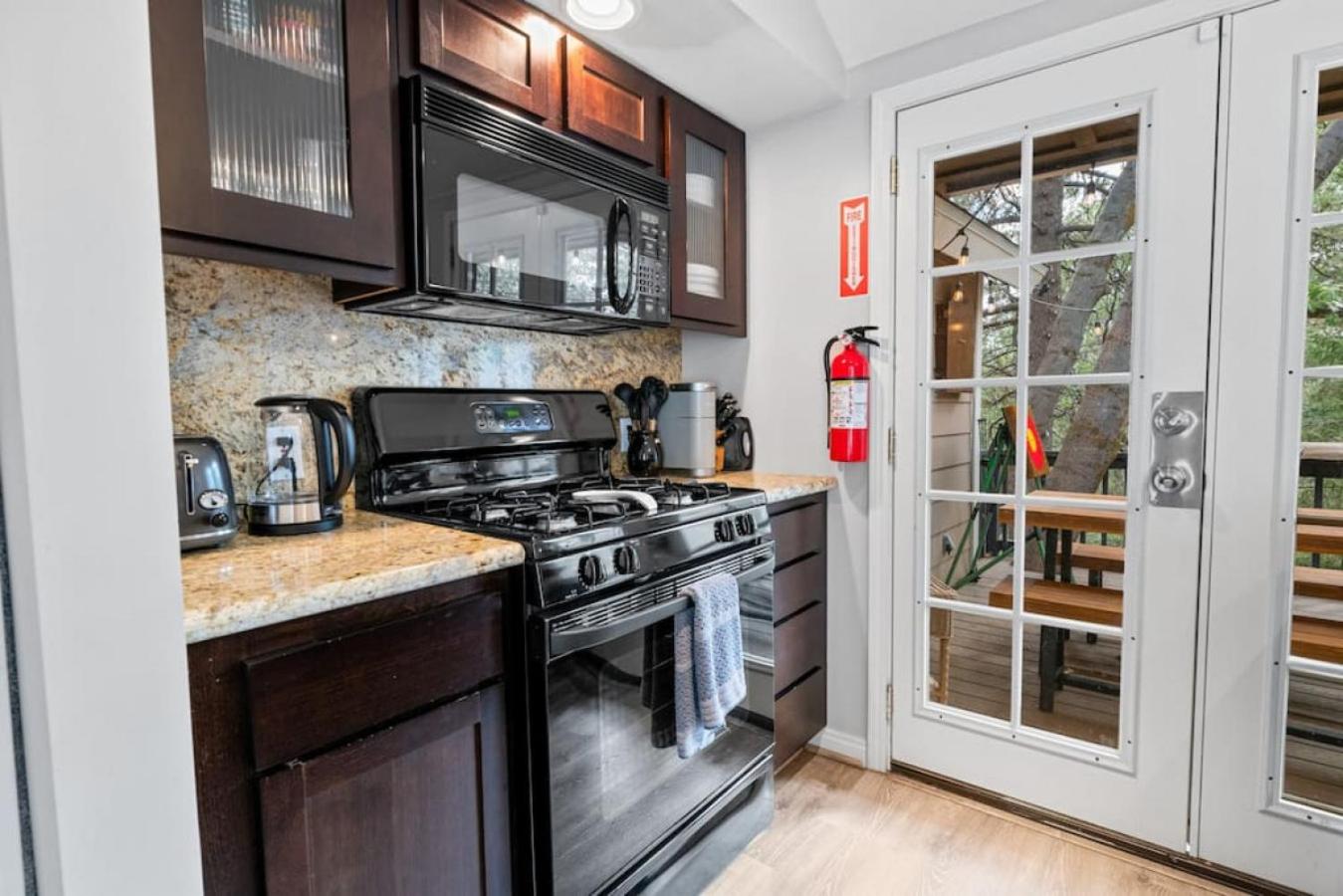 Bright Oak Cabin by Rather Be Properties view 3
