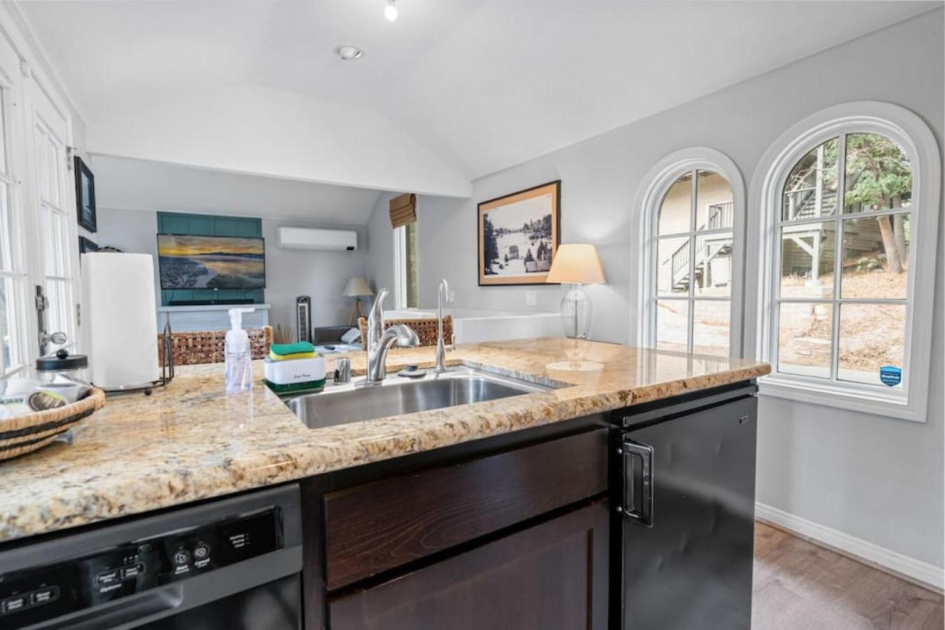 Bright Oak Cabin by Rather Be Properties view 5