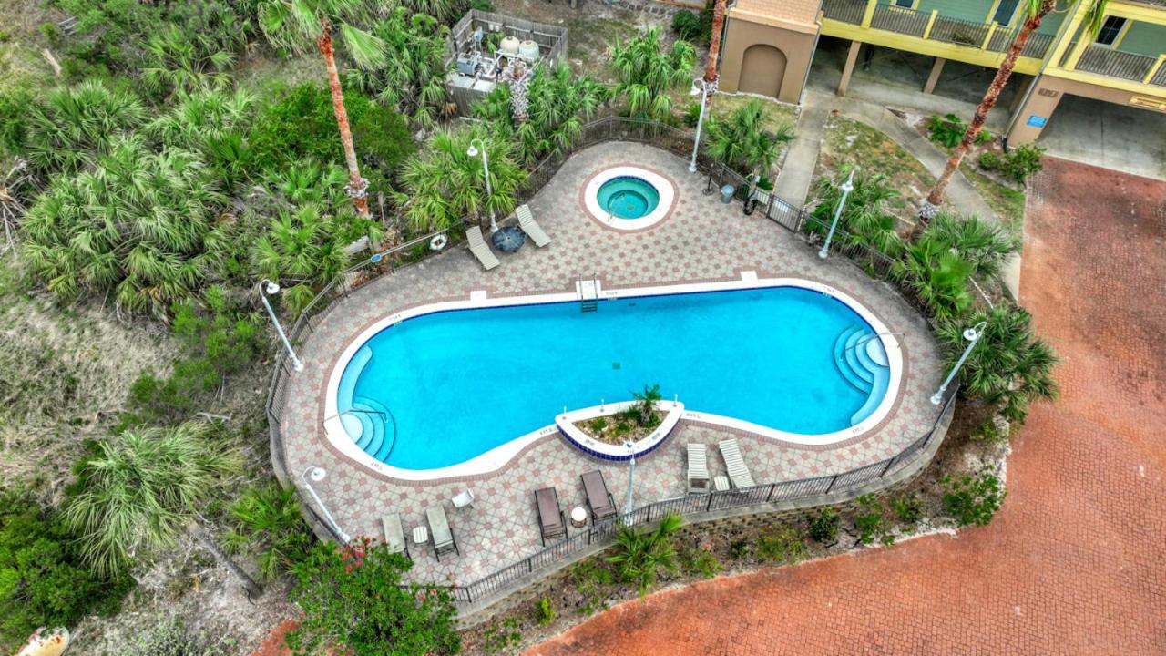 Stylish Top-Floor Gulf View Condo | Private Balcony & Beach Access