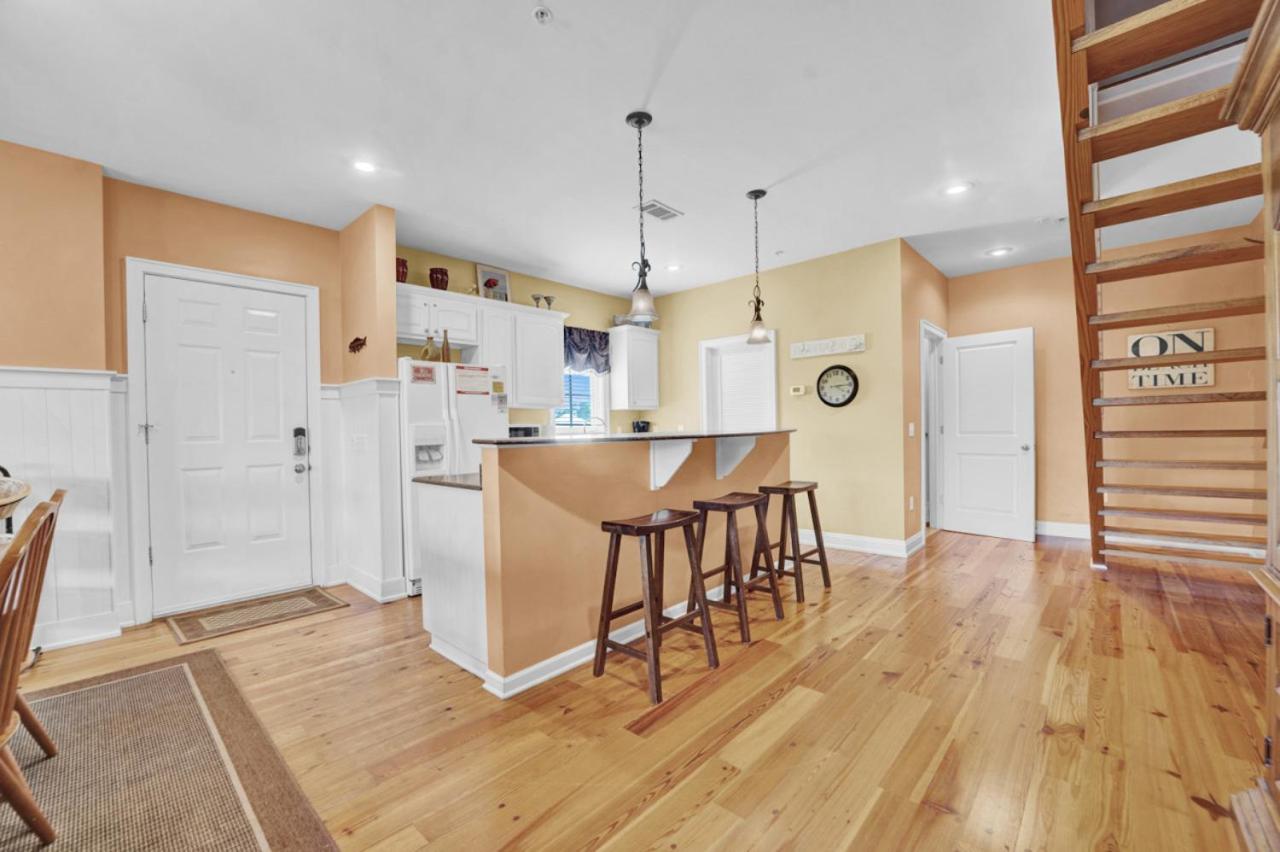 Stylish Top-Floor Gulf View Condo | Private Balcony & Beach Access