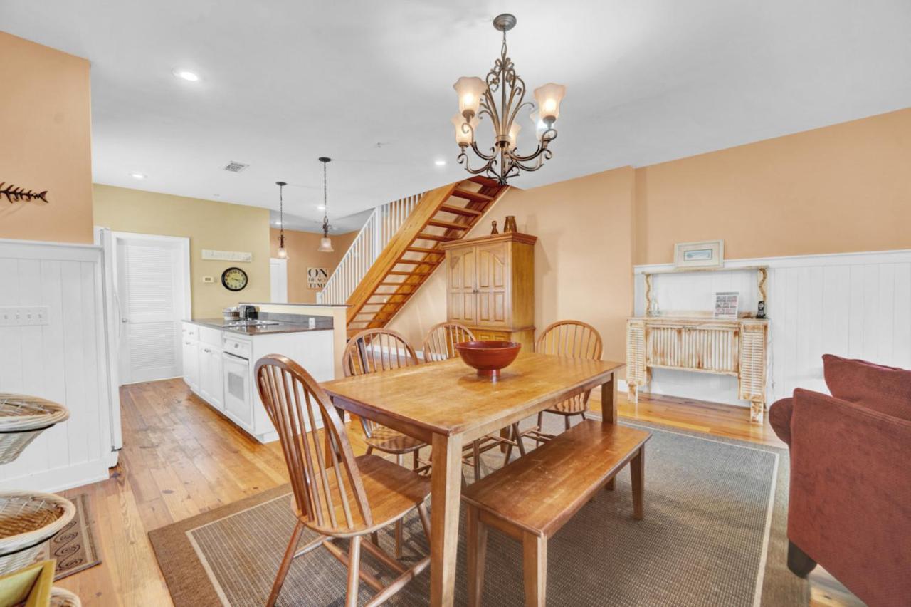Stylish Top-Floor Gulf View Condo | Private Balcony & Beach Access