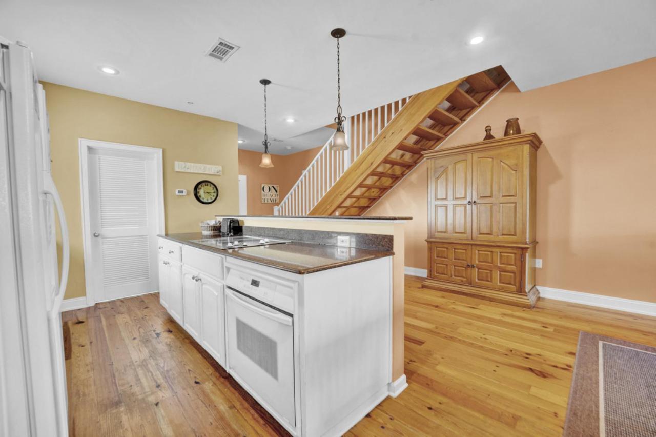 Stylish Top-Floor Gulf View Condo | Private Balcony & Beach Access