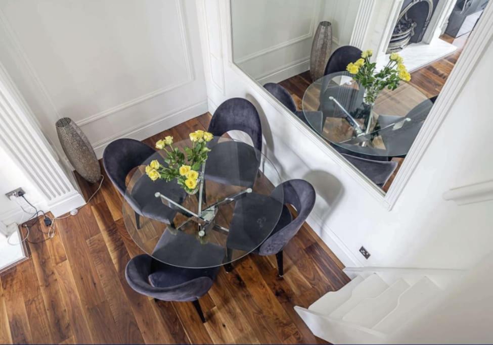 Leyla's Stunning London Home view 5