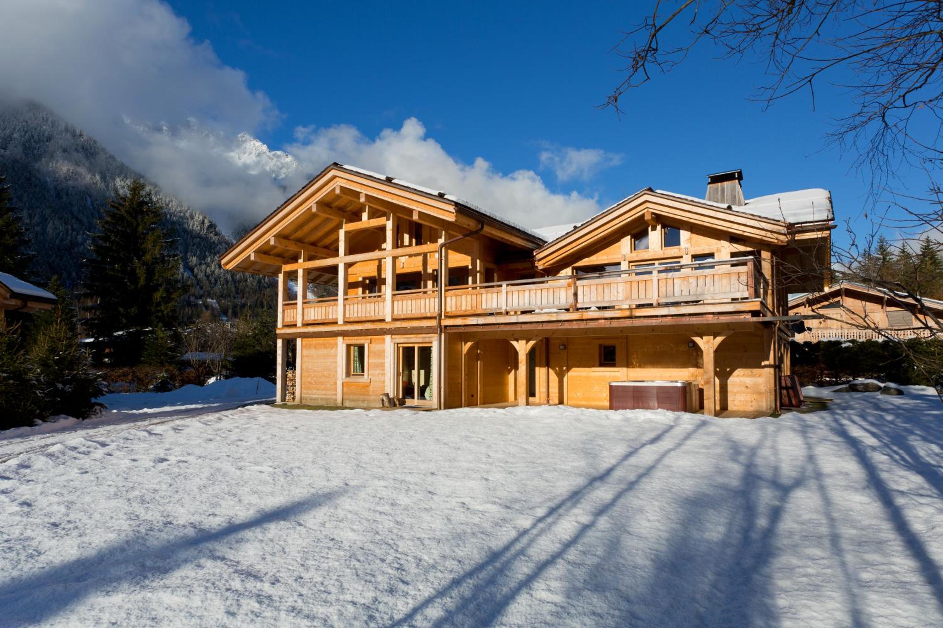Chalet Isabelle Mountain lodge 5 star 5 bedroom en suite sauna jacuzzi view 2