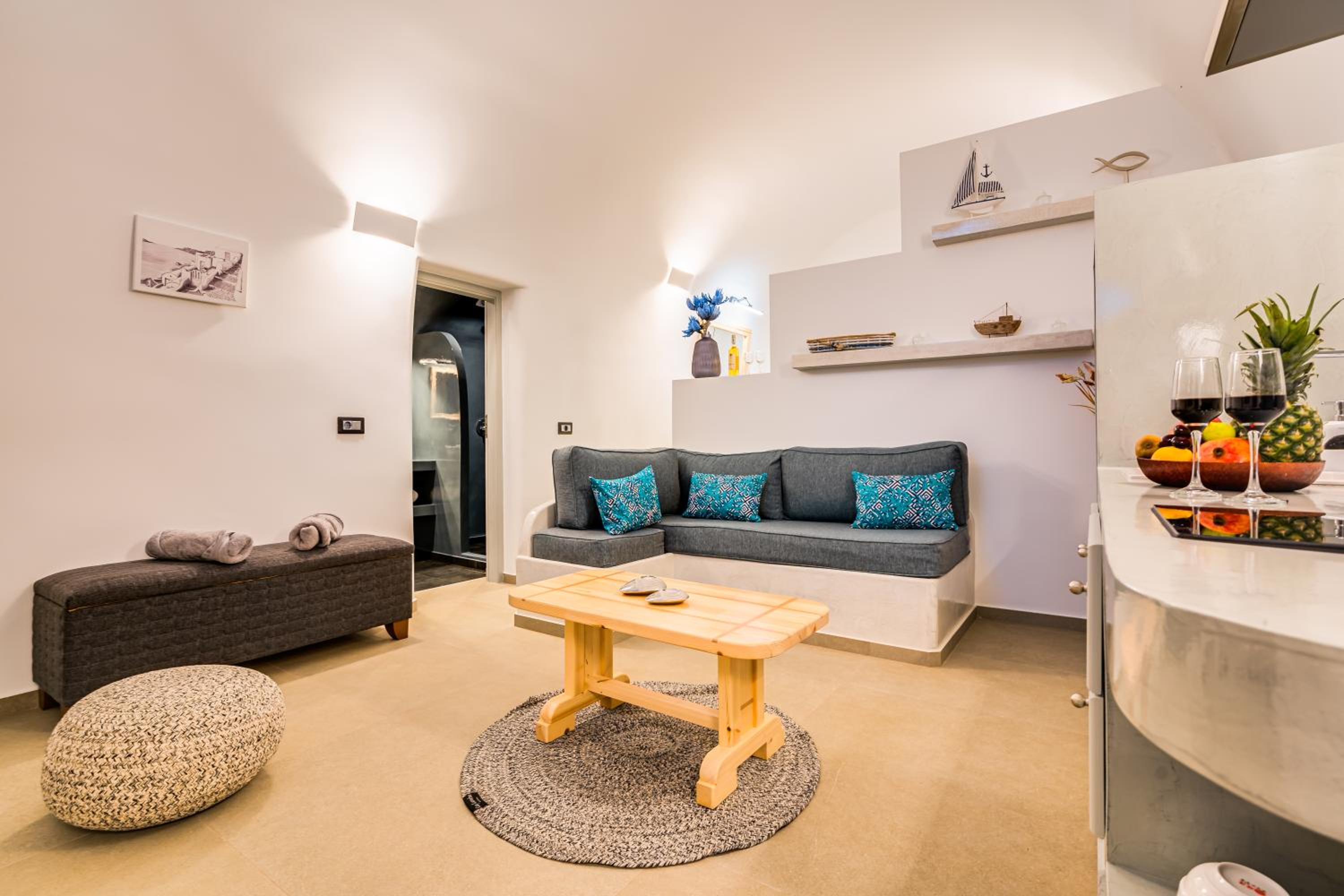 Tiara Suites Fira - Cycladic & Cave
