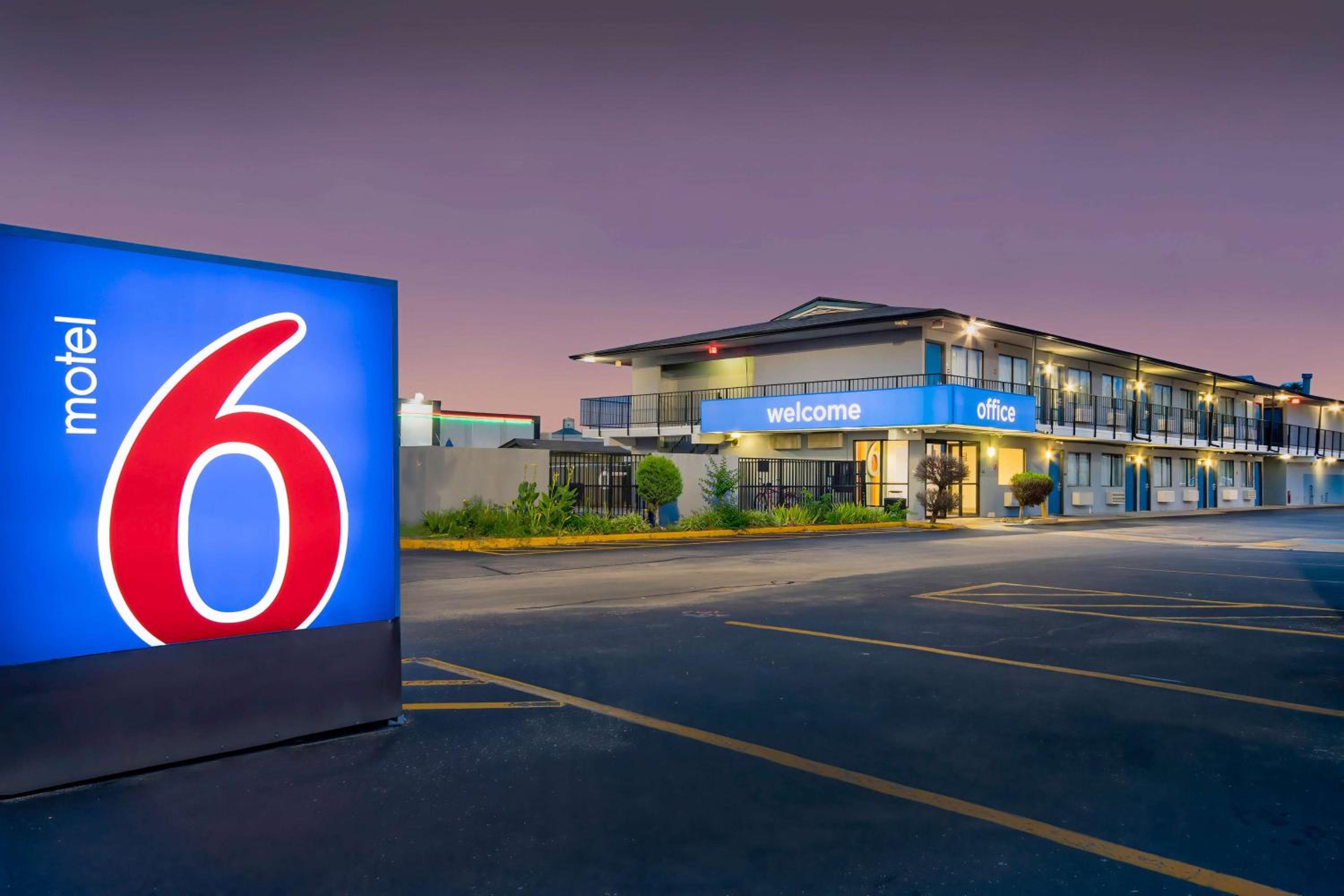 Jonesboro Vacations - Motel 6 Jonesboro - Property Image 1