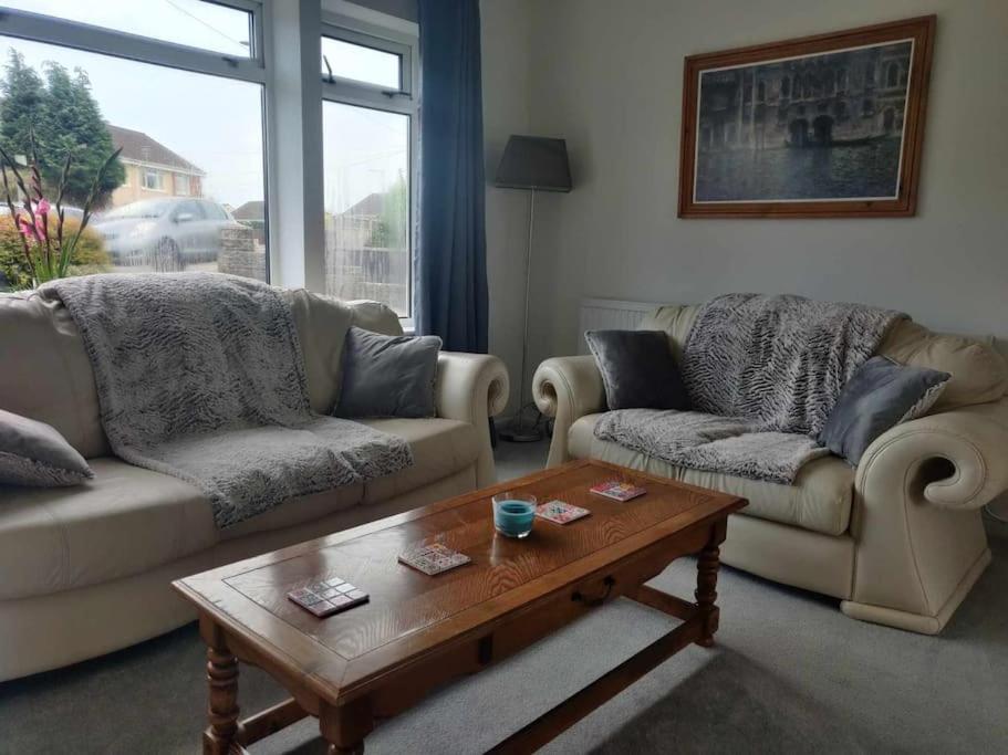 3-bedroom home - Close to M4 & Private off-road parking
