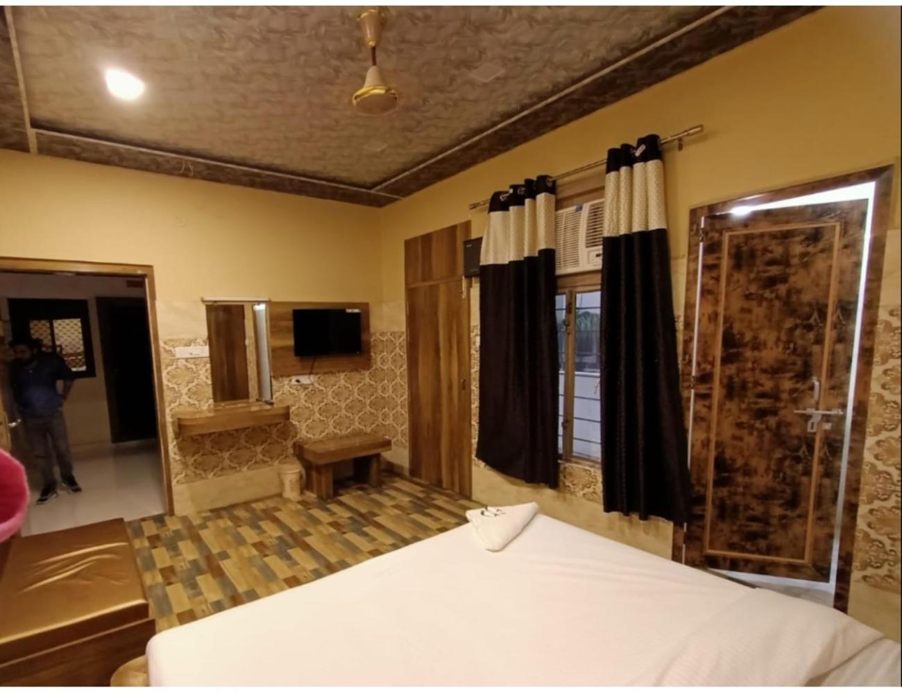 Chhabra Guest House, Kanpur view 3