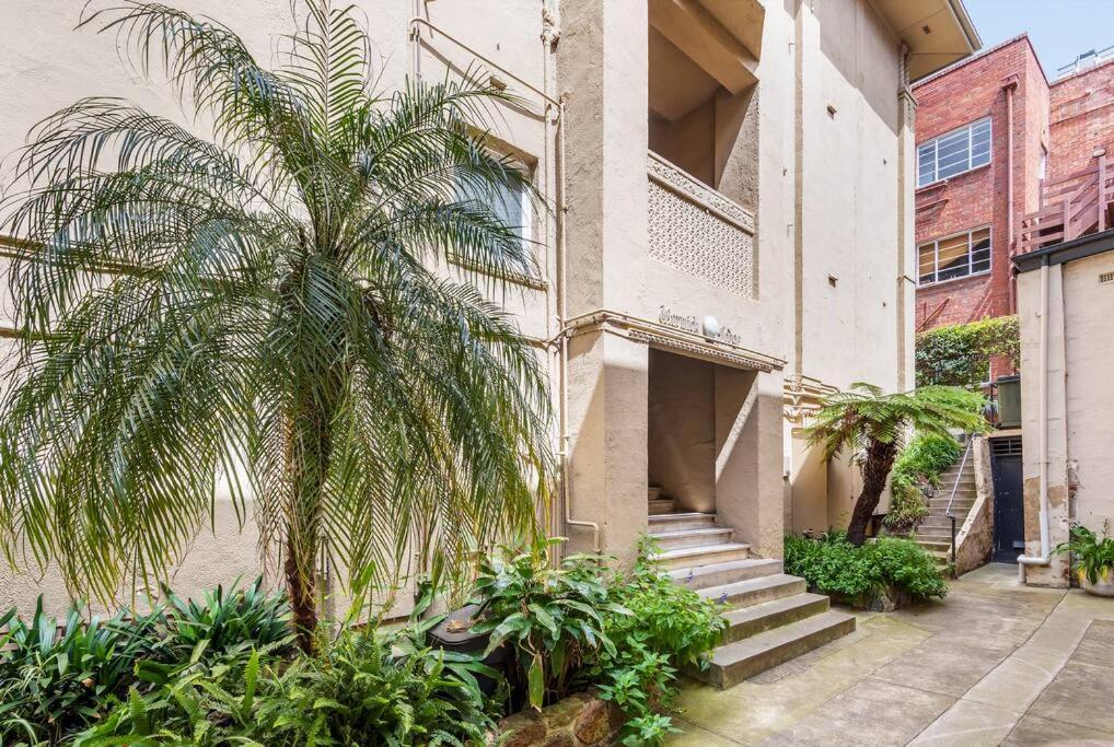Large 1 Bdrm Light Filled with City Views, South Yarra