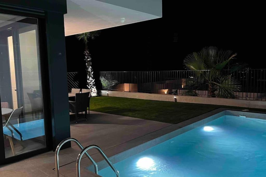 Casa con piscina climatizada y vistas al mar