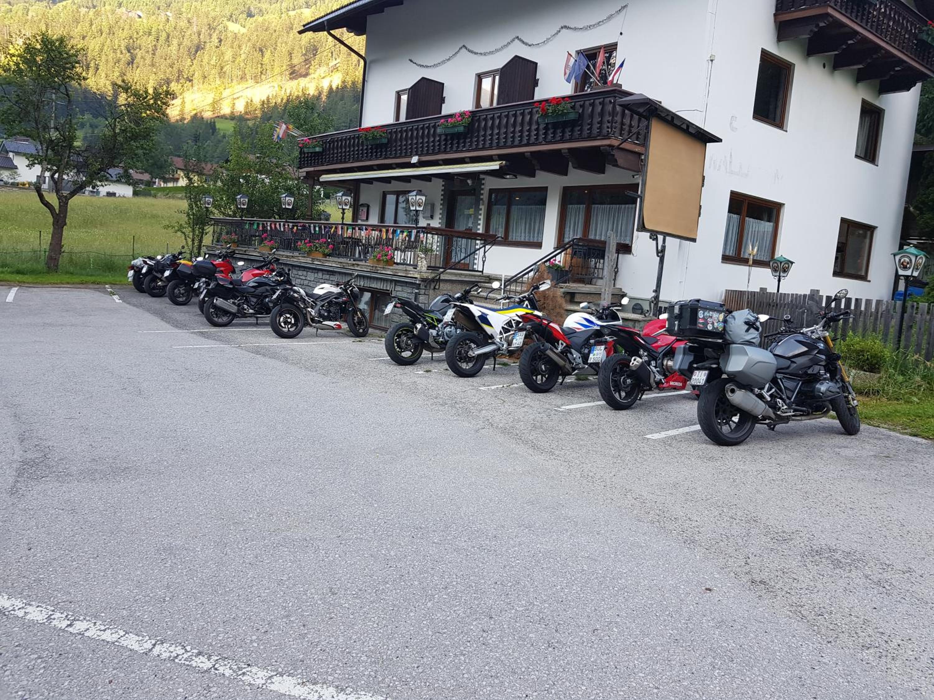 Tattoo PENSION mit Restaurant und Tattoo-Studio