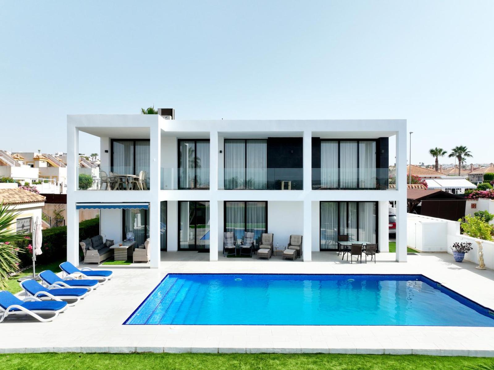 Hotel Luxury villa with large swimming pool and outdoor area - Image 1