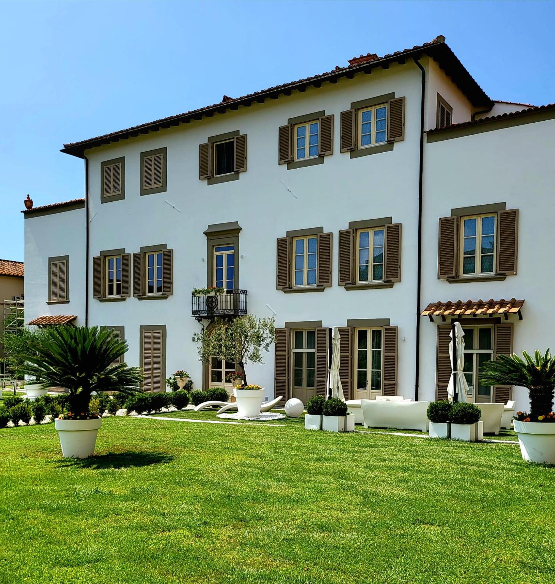 LA VILLA APARTMENTS - Convenient for Sardinia and Corsica - 4-5 beds -Private Parking included with Camera