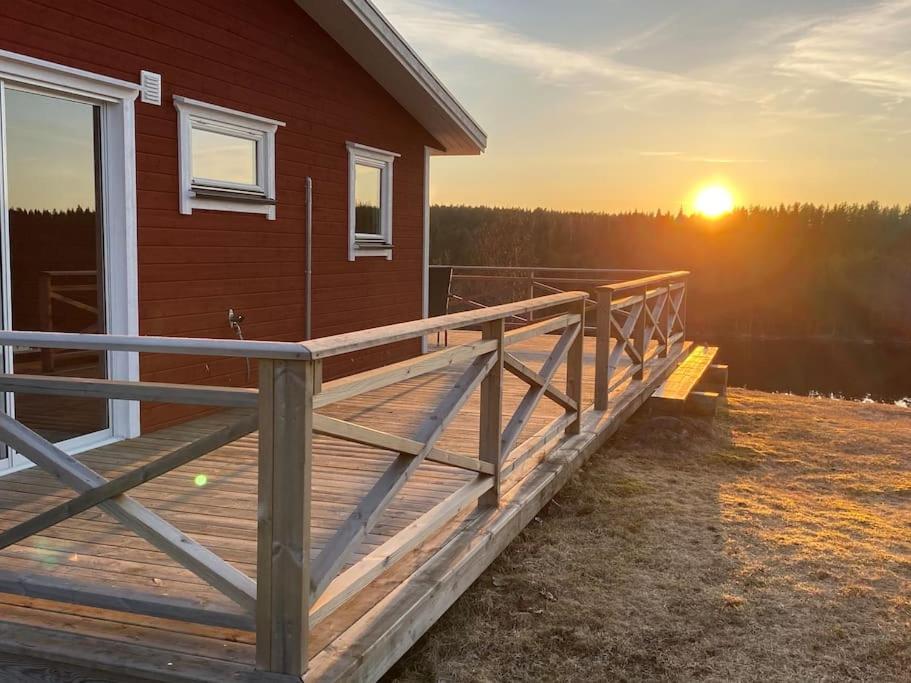 Trevligt fritidshus med stor terrasse mot sjöen view 2
