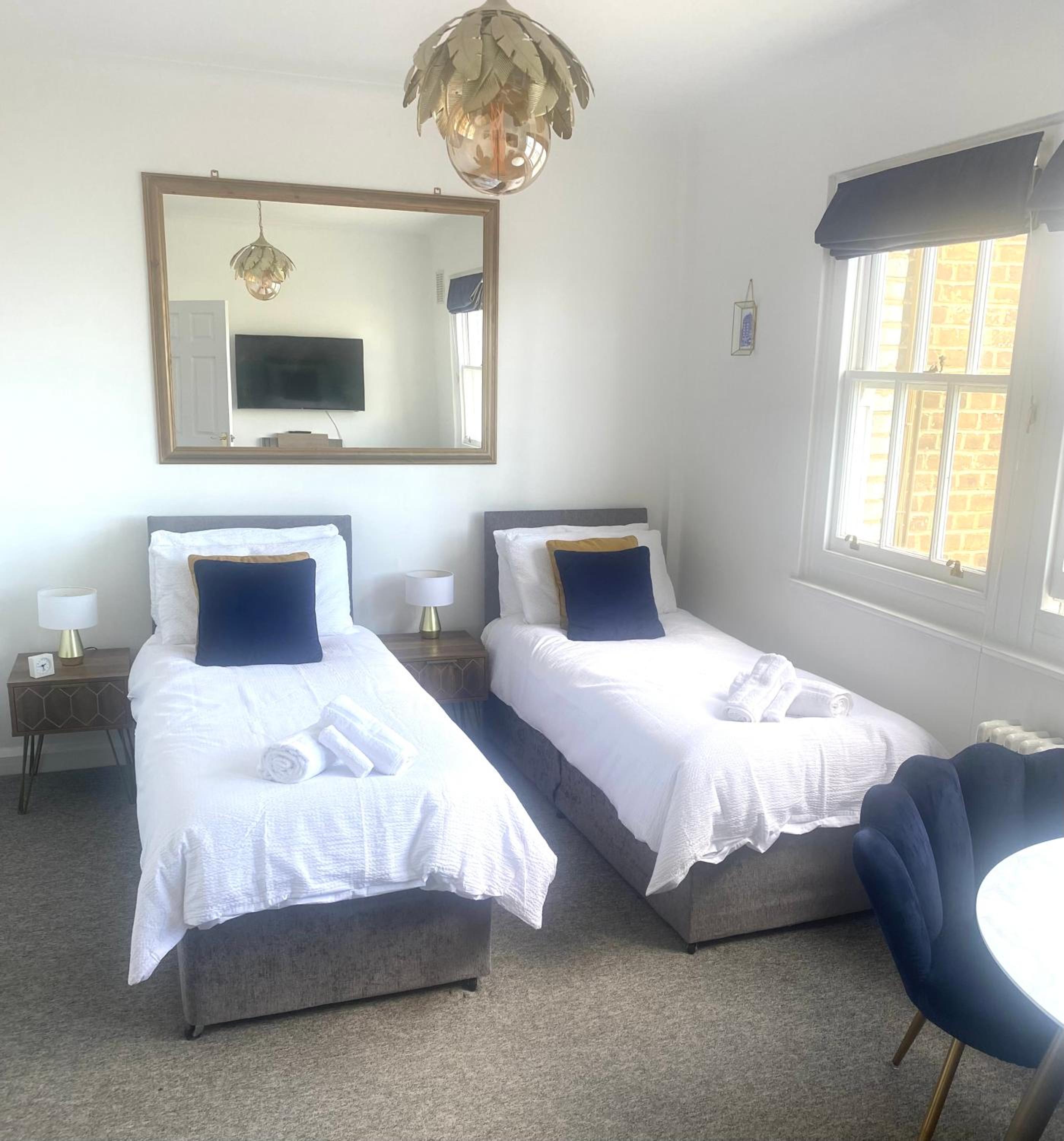 SEAFRONT SANCTUARY Beautiful Art Deco Apartment with Stunning City & Sea Views