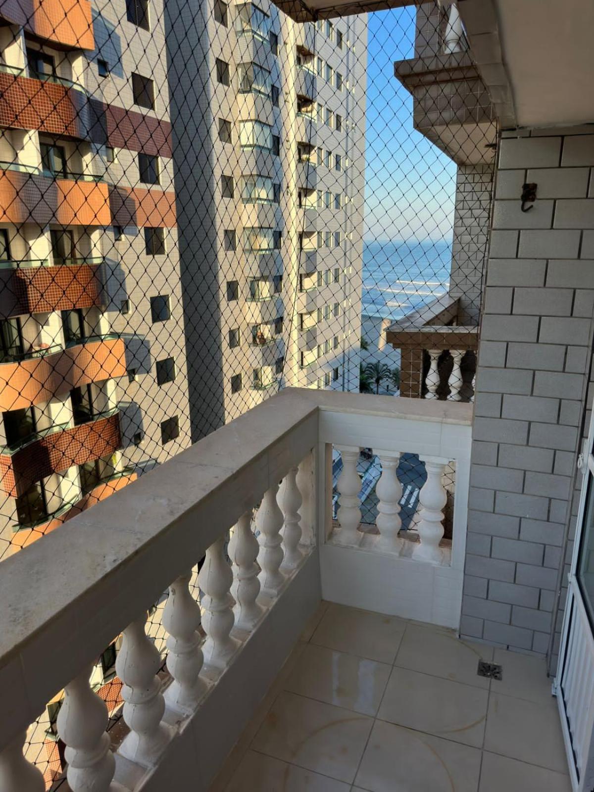 Apartamento frente ao mar com varanda e piscina