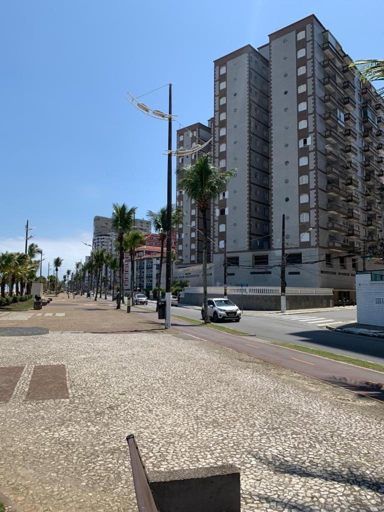 Apartamento frente ao mar com varanda e piscina