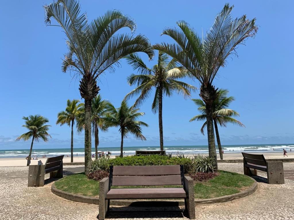 Apartamento frente ao mar com varanda e piscina