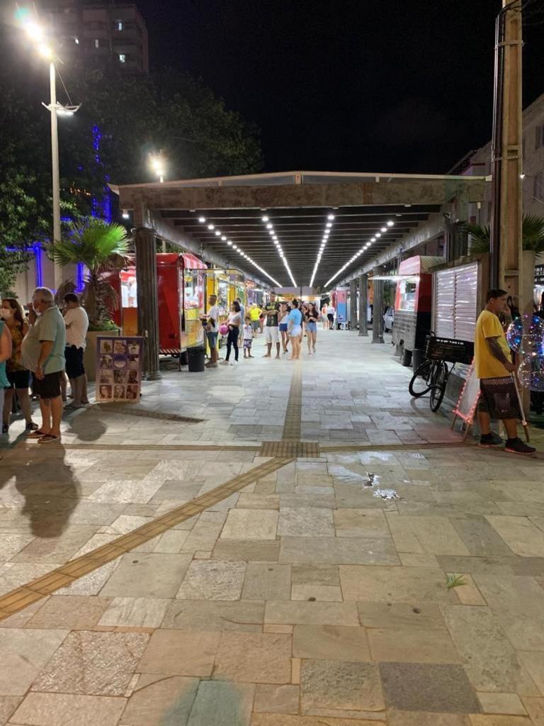 Apartamento frente ao mar com varanda e piscina