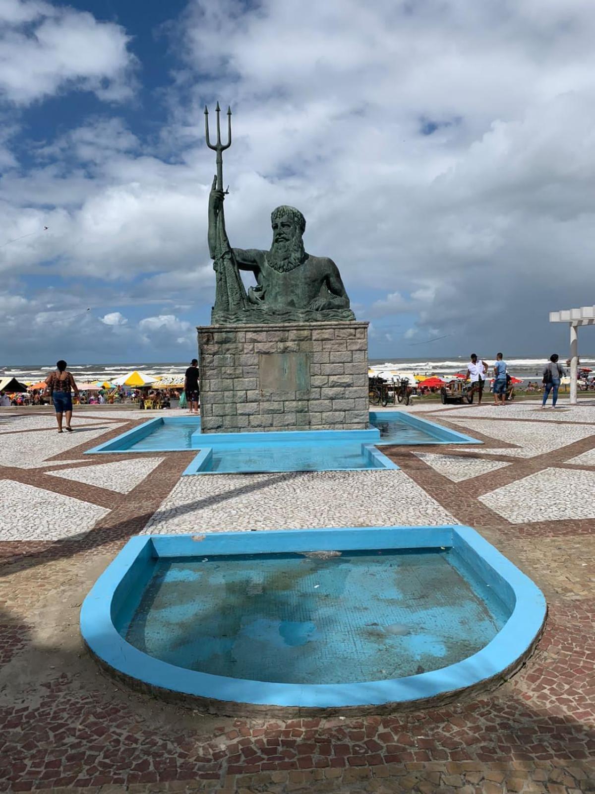 Apartamento frente ao mar com varanda e piscina