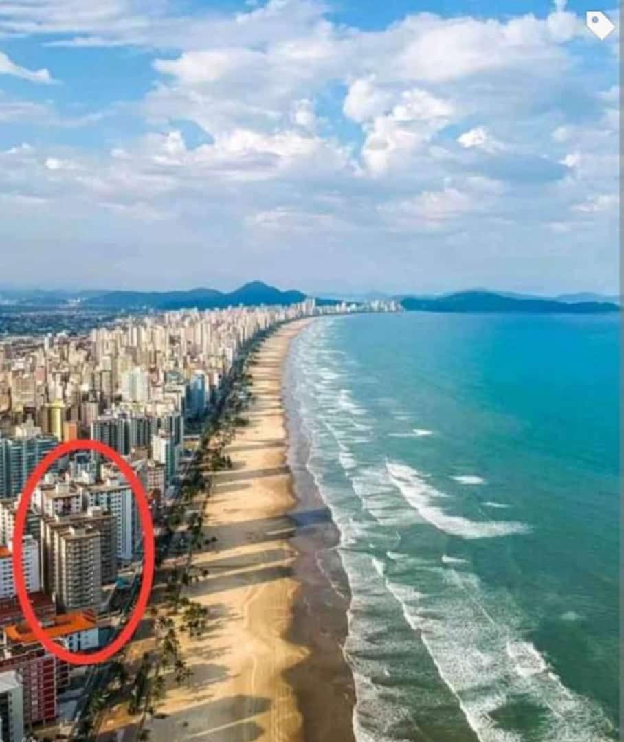Apartamento frente ao mar com varanda e piscina