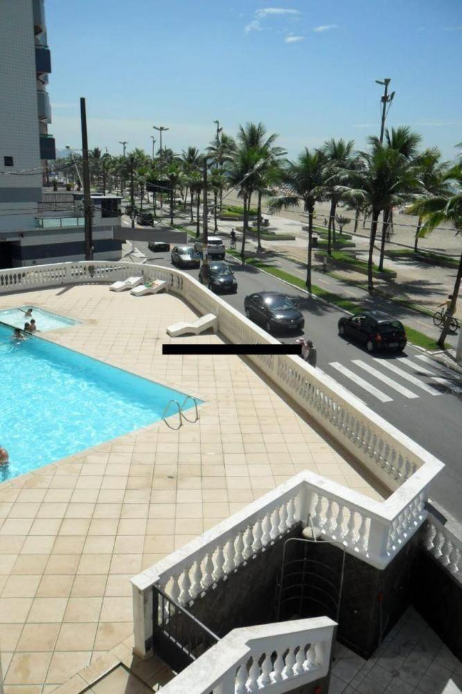 Apartamento frente ao mar com varanda e piscina