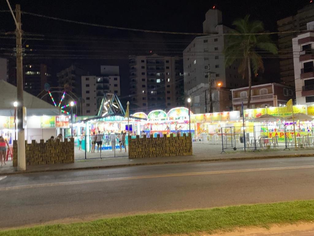 Apartamento frente ao mar com varanda e piscina