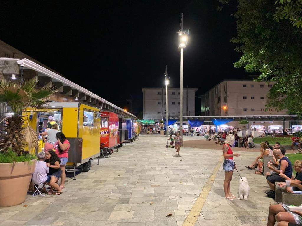 Apartamento frente ao mar com varanda e piscina