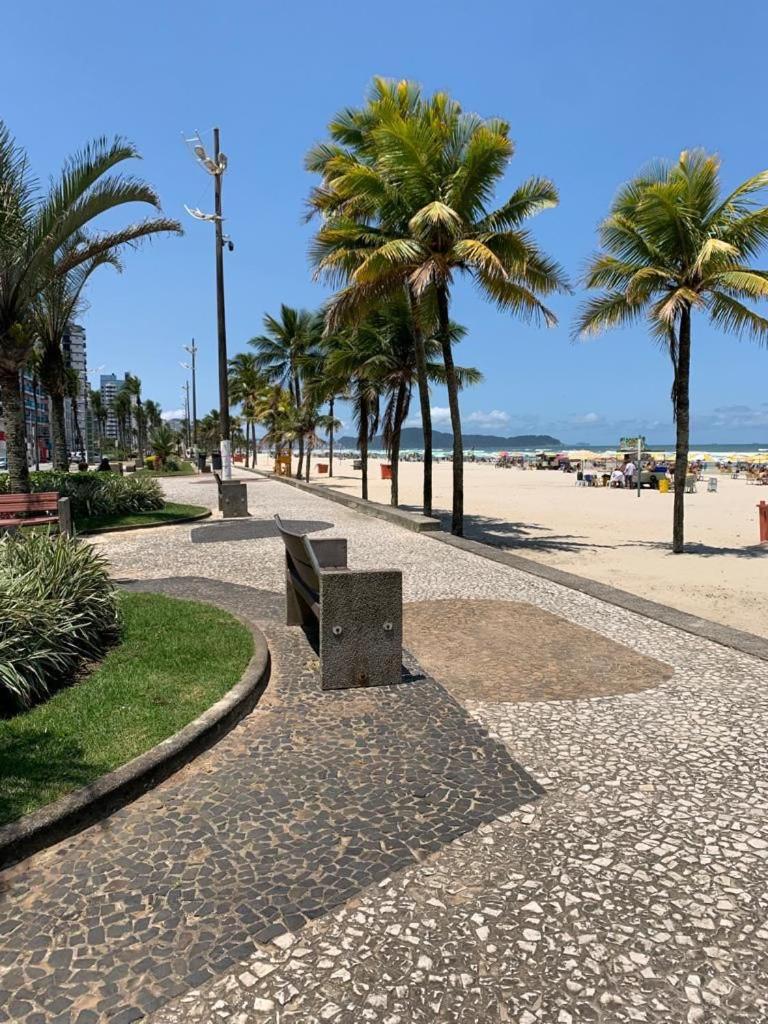 Apartamento frente ao mar com varanda e piscina