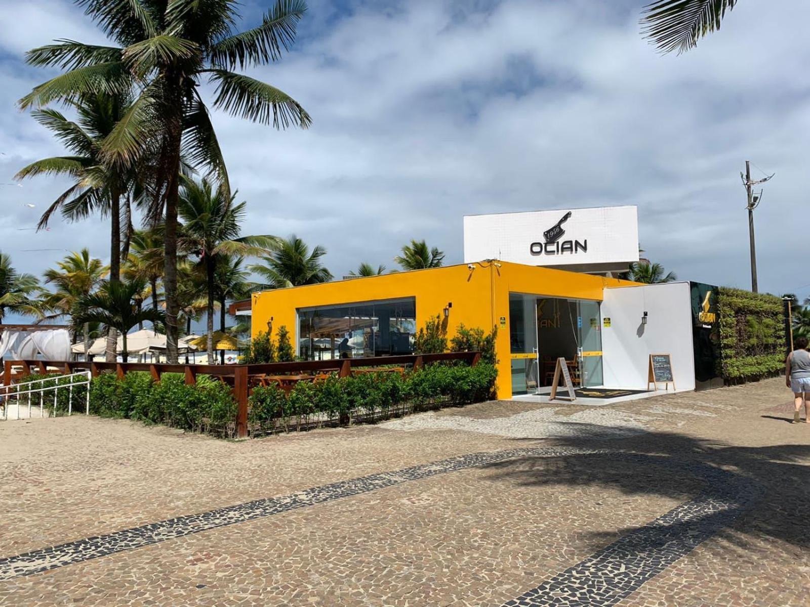 Apartamento frente ao mar com varanda e piscina