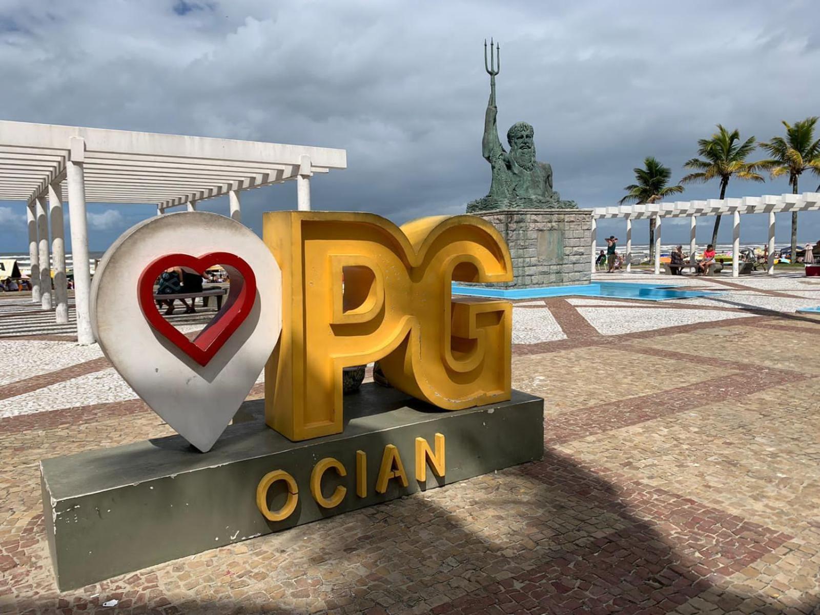 Apartamento frente ao mar com varanda e piscina