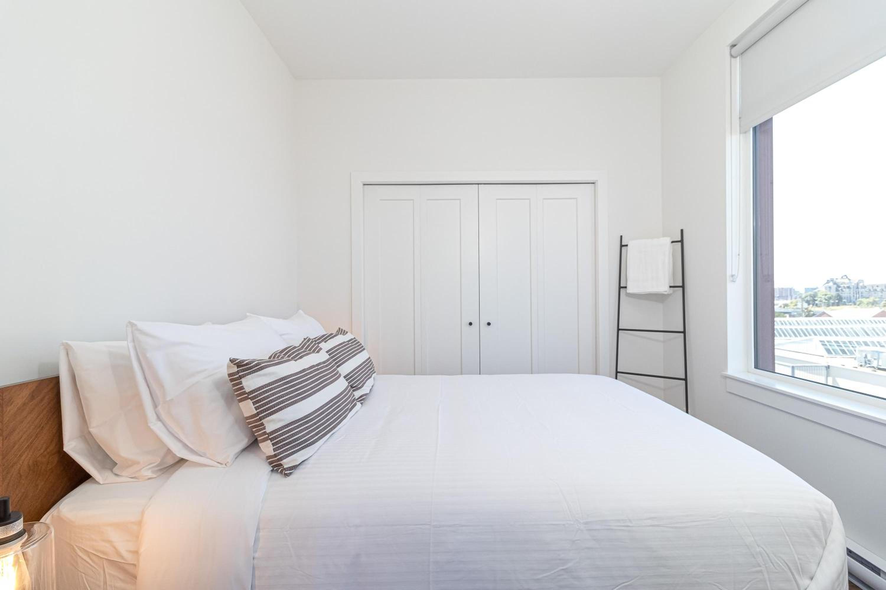 Elegant Retreat In The Heart Old Town Victoria