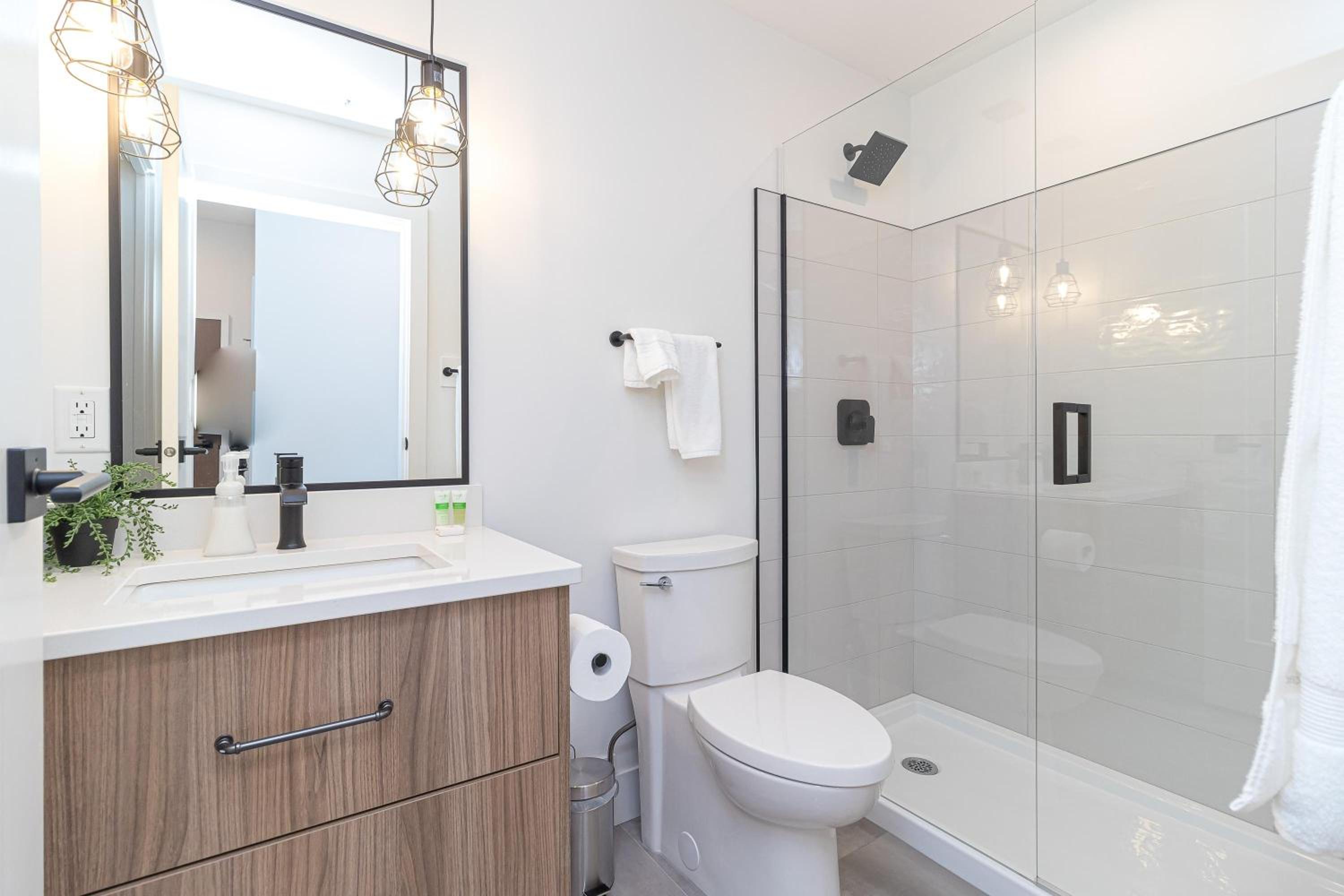 Elegant Retreat In The Heart Old Town Victoria