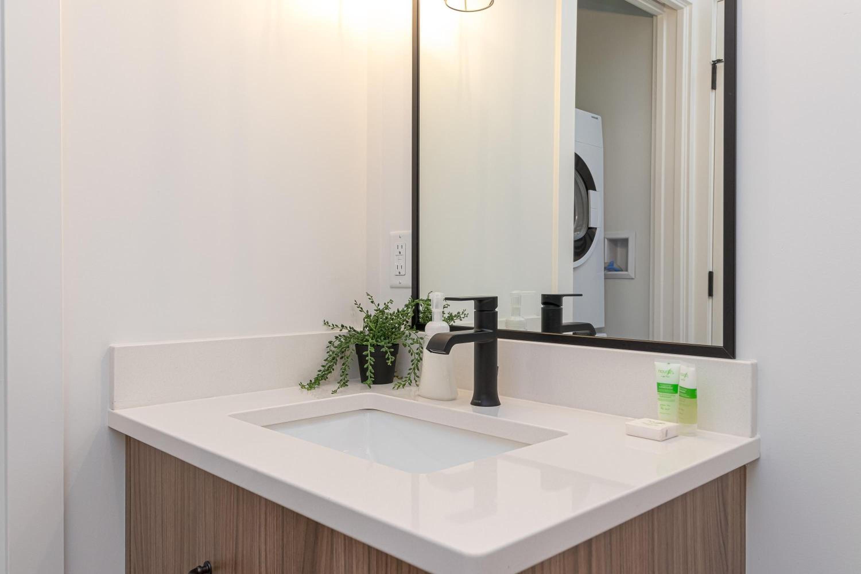 Elegant Retreat In The Heart Old Town Victoria