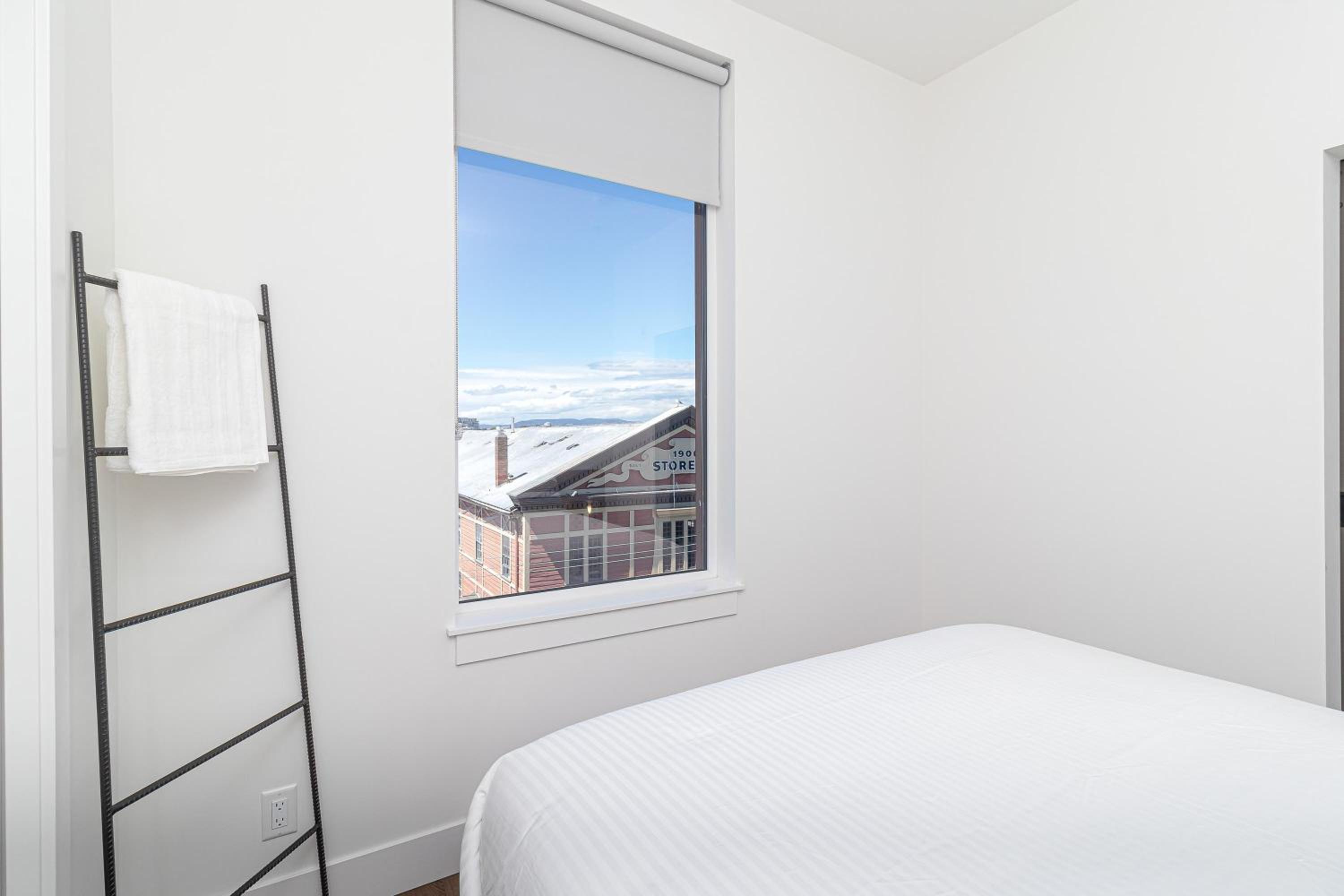 Elegant Retreat In The Heart Old Town Victoria