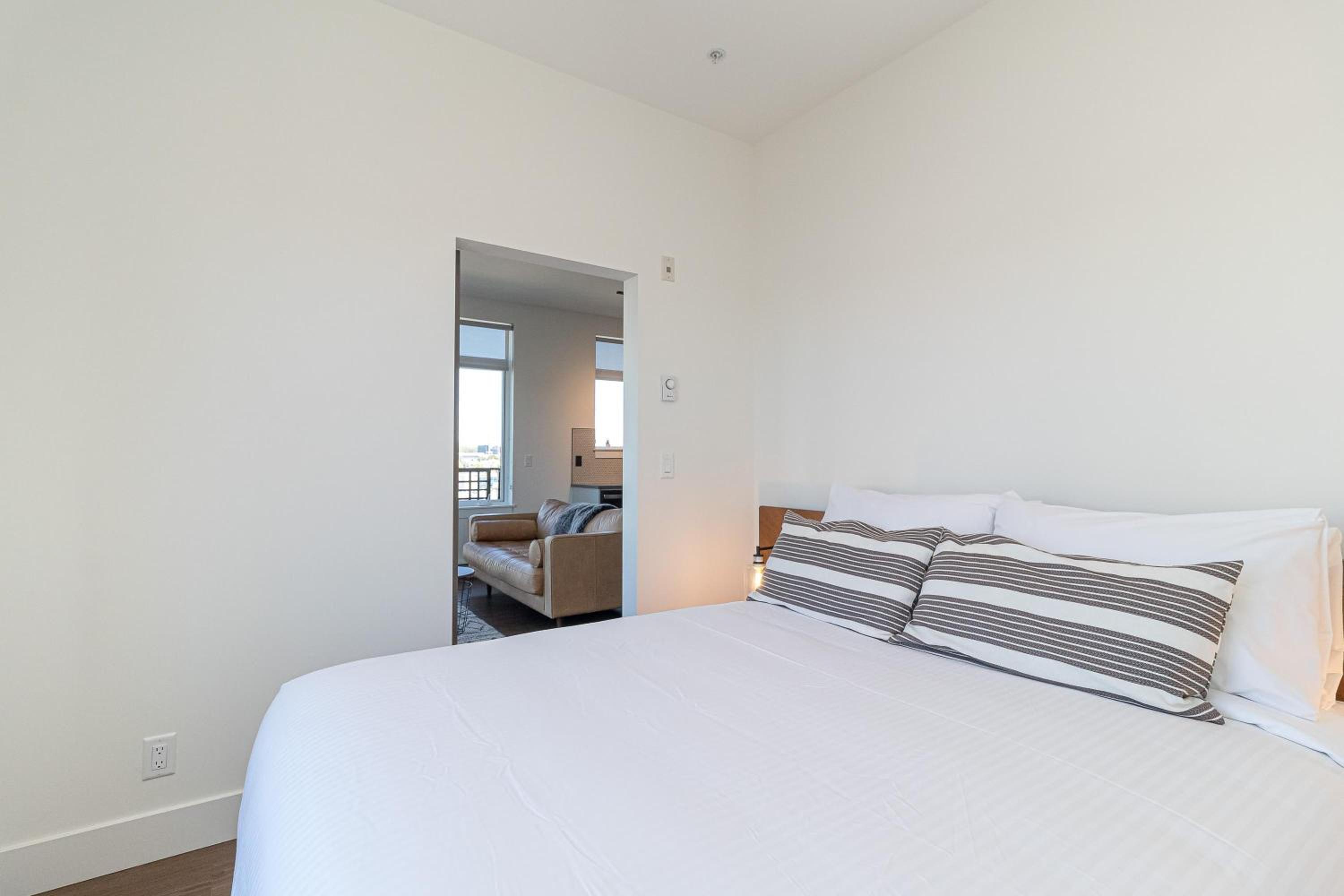 Elegant Retreat In The Heart Old Town Victoria