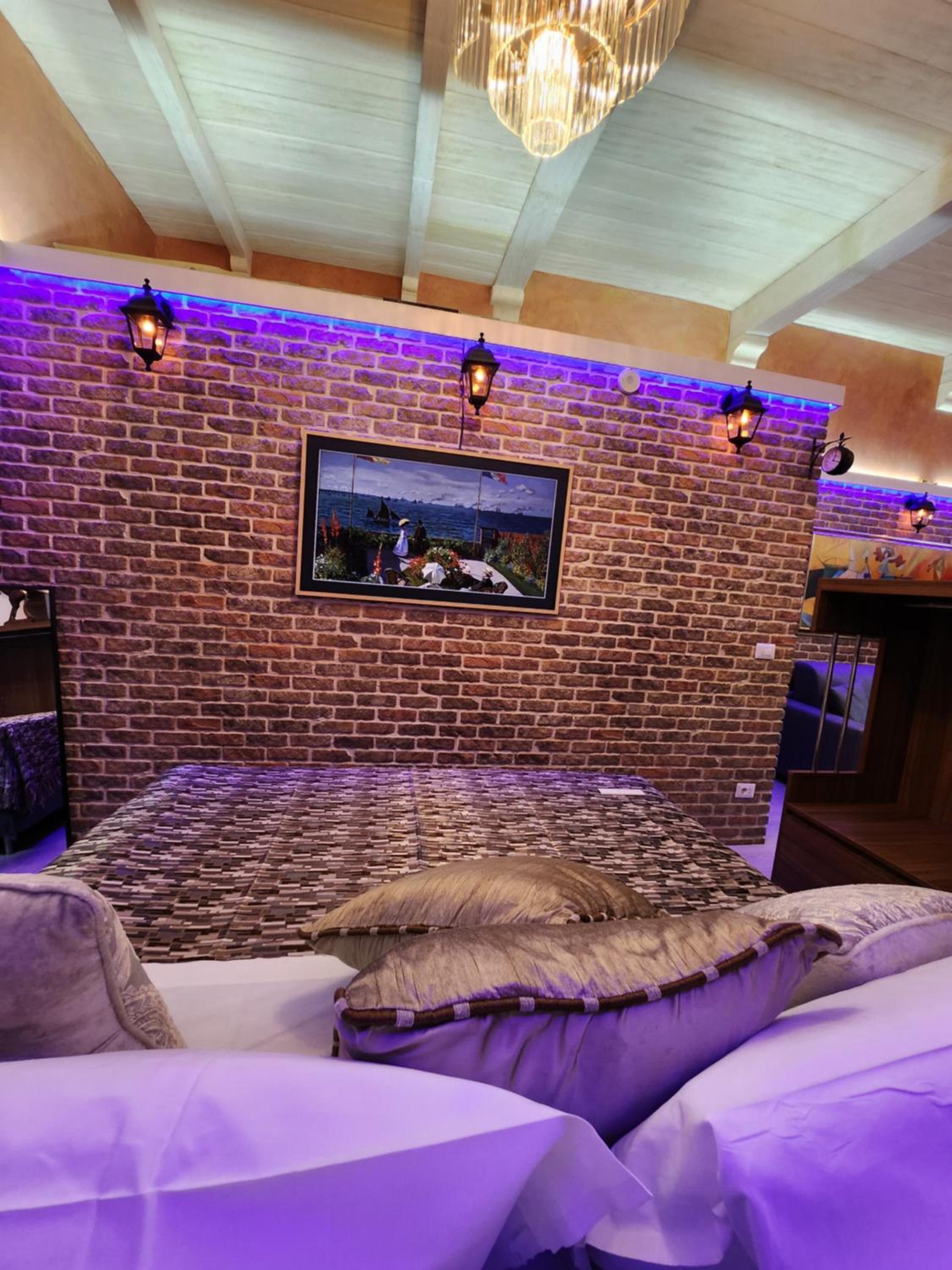 THE IMPERIAL SUITE e THE BRICKS