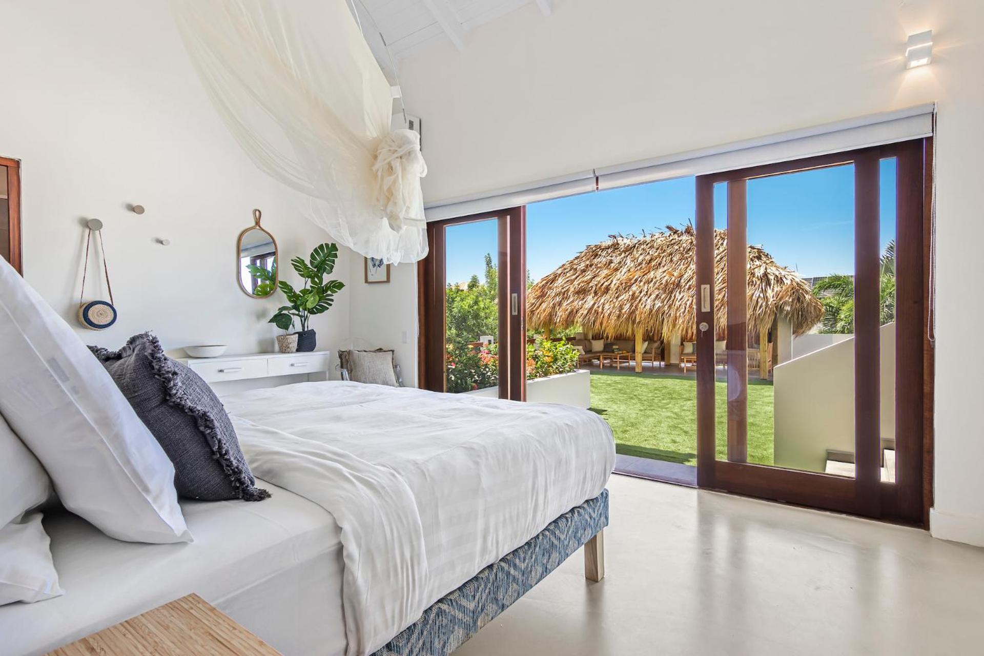 Villa Blou, steps from the Jan Thiel Beach