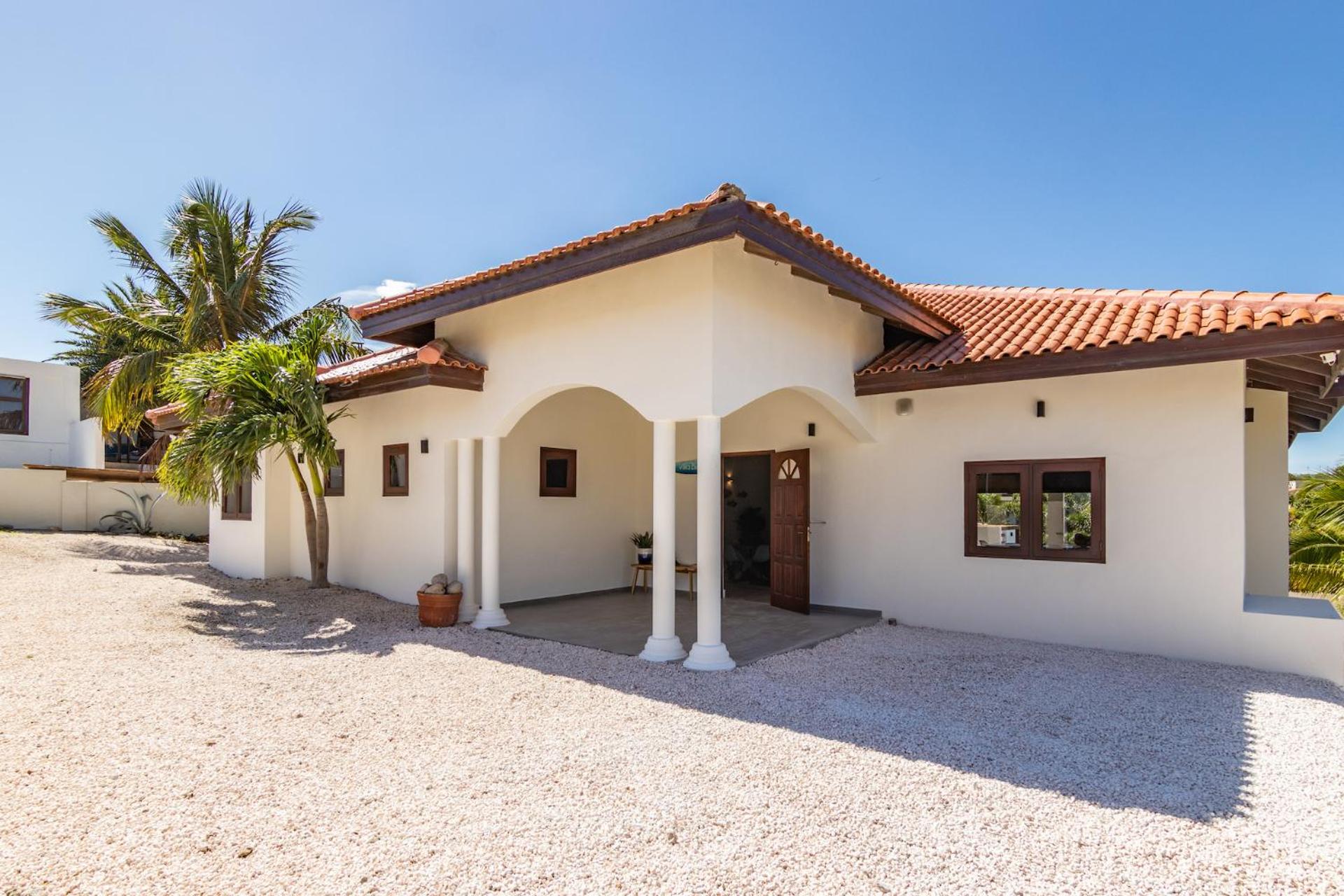 Villa Blou, steps from the Jan Thiel Beach